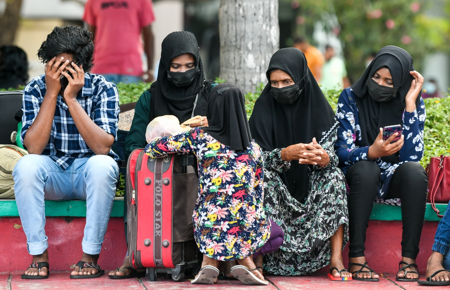 ރަށަކަށް ފުރަން ގޮސް ތިބި ބަޔަކު ޖުމްހޫރީ މައިދާނުގައި މަޑުކޮށްލައިގެން--. ފޮޓޯ: ނިޝާން އަލީ/މިހާރު