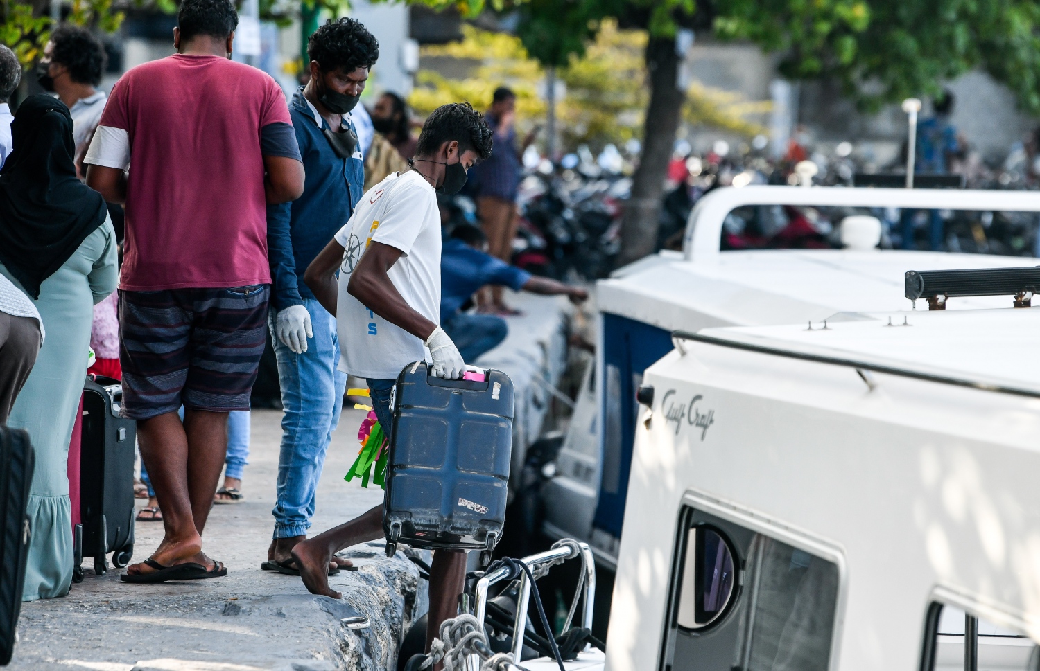 ރަށަކަށް ފުރަން ގޮސް ތިބި ބަޔަކު ޖުމްހޫރީ މައިދާނުގައި މަޑުކޮށްލައިގެން --. ފޮޓޯ: ނިޝާން އަލީ/މިހާރު