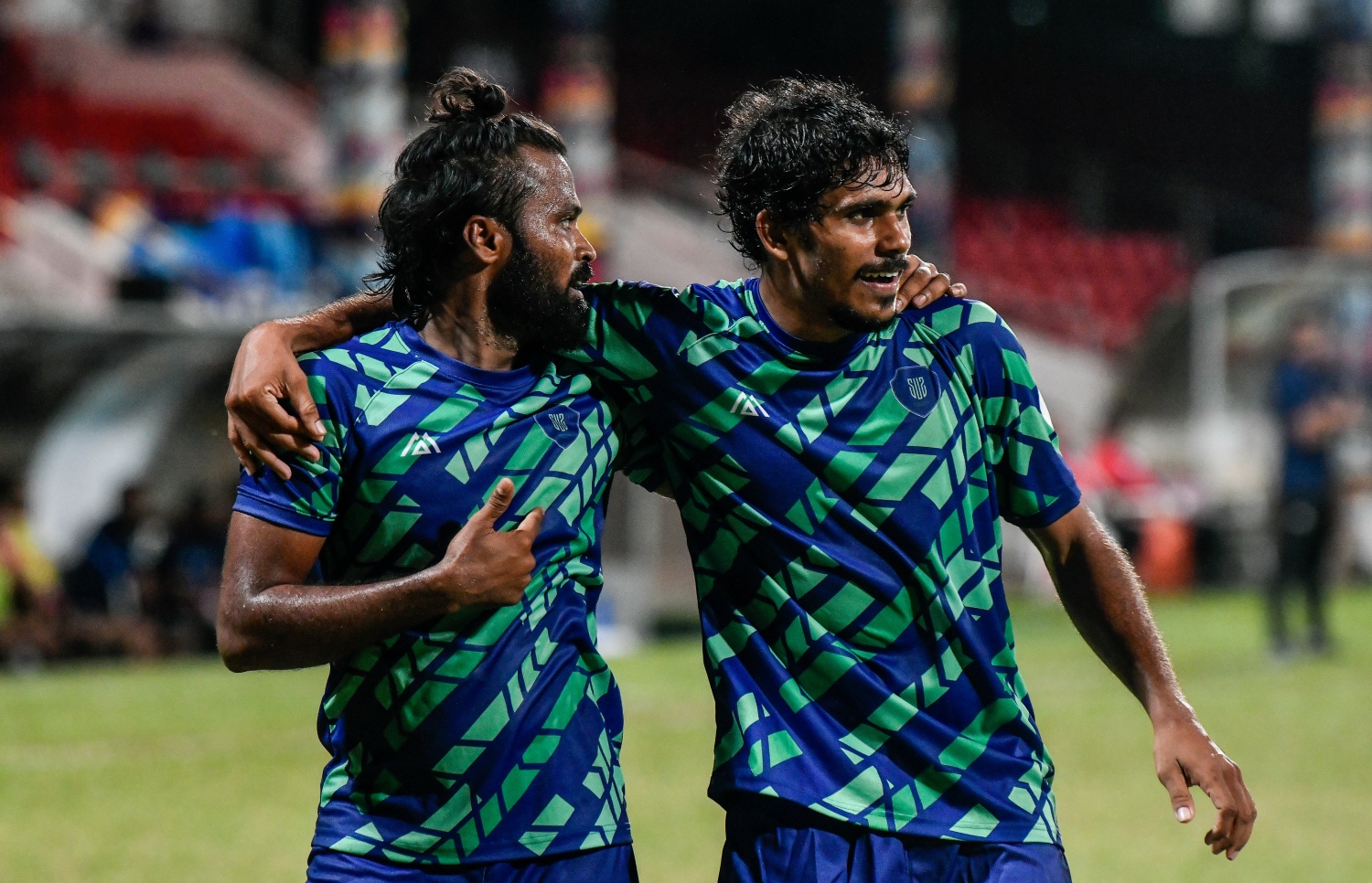 ސަސް އާއި ޔޫޥި ކުޅުނު މެޗުގައި ލަނޑު ޖެހުމަށް ފަހު ޔޫވީގެ ކުޅުންތެރިން އުފާފާޅު ކުރަނީ --- ފޮޓޯ: ފަޔާޒު މޫސާ | މިހާރު