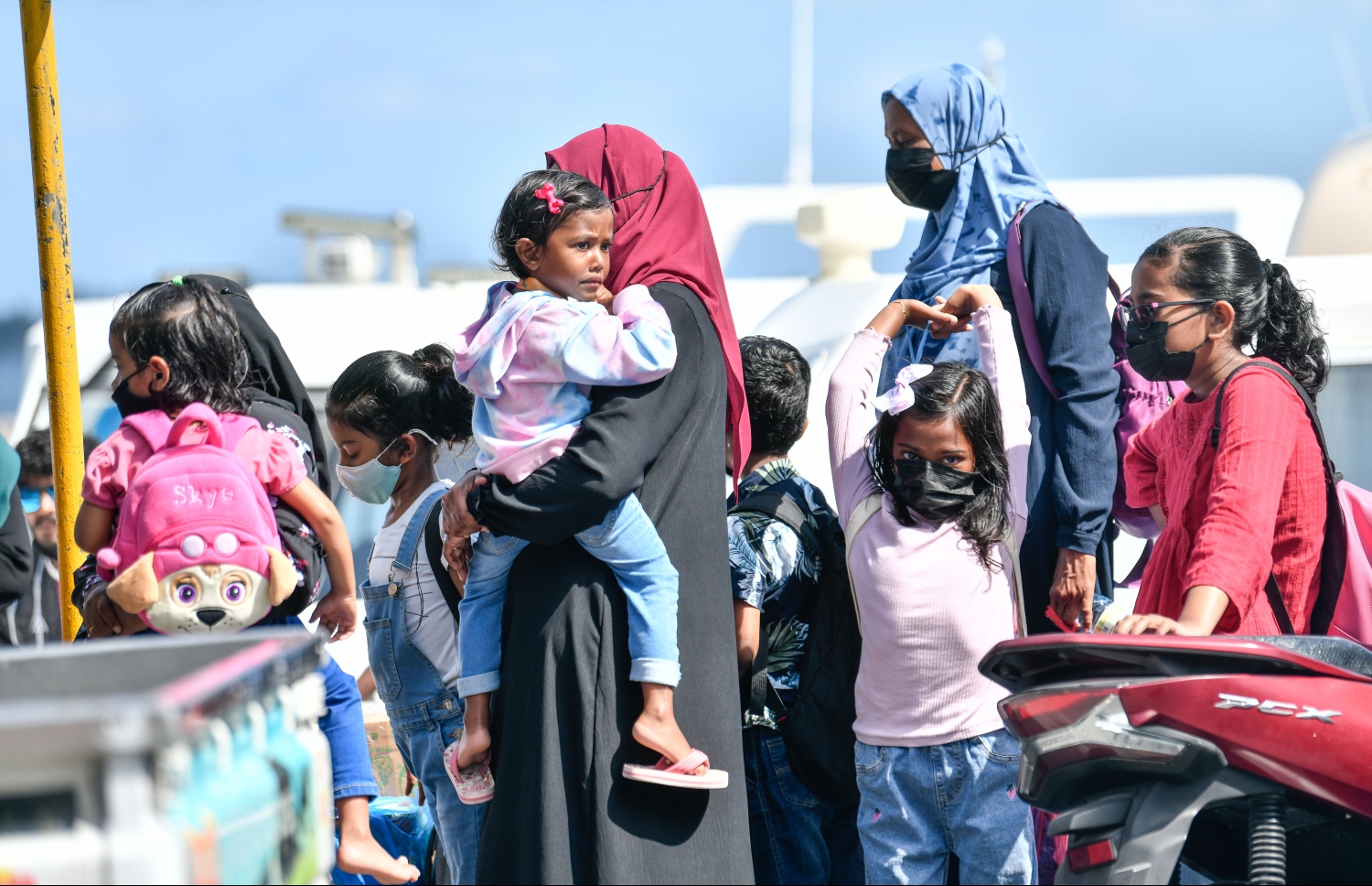 ރަށަށް އެނބުރި ދިއުމަށް އާއިލާއެއް ލޯންޗައް އަރަނީ --. ފޮޓޯ: ނިޝާން އަލީ /މިހާރު