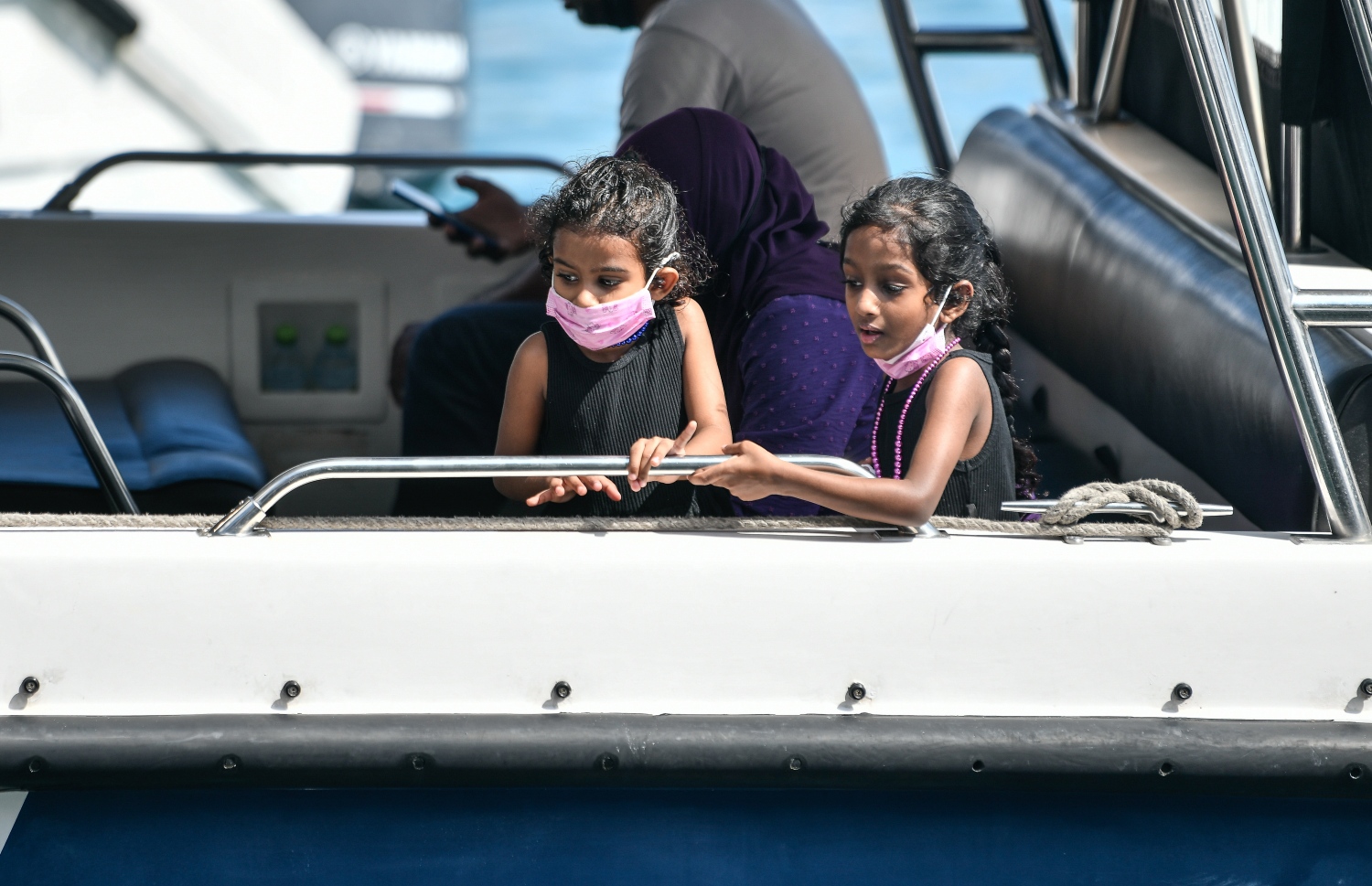 ޗުުއްޓީ ނިންމާލުމަށްފަު އެނބުރި ރަށަށް ދިއުމަށް އާއިލާއެއް ލޯންޗުގައި --. ފޮޓޯ: ނިޝާން އަލީ /މިހާރު