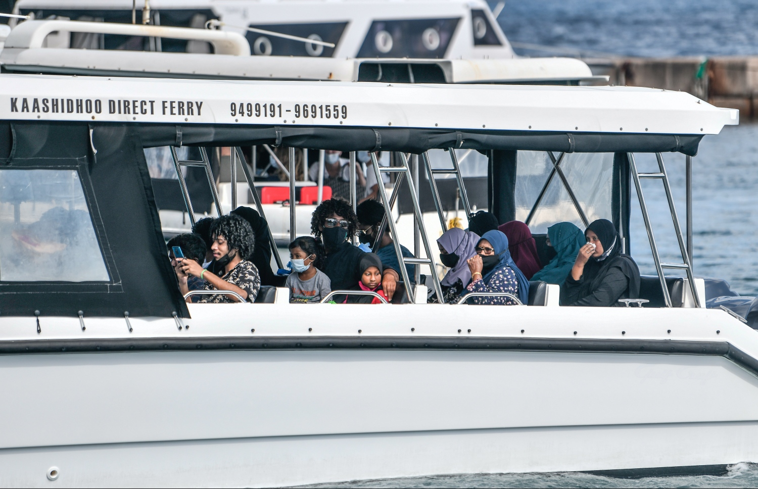 ޗުއްޓީ ނިންމާލުމަށްފަހު އެނބުރި ރަށަށް ދާބަޔަކު ގޮވައިގެން ލޯންޗެއް ނައްޓާލަނީ --.ފޮޓޯ: ނިޝާން އަލީ/މިހާރު