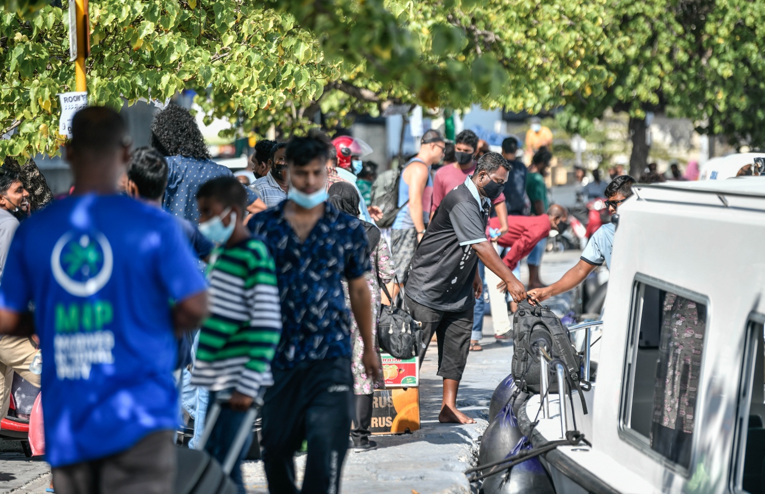 ޗުއްޓީއަށް ފަހު ރަށަށް އެނބުރި ދިއުމަށް ޓަކައި ބަޔަކު ލޯންޗަކަށް އަރަނީ --.ފޮޓޯ: ނިޝާން އަލީ/މިހާރު