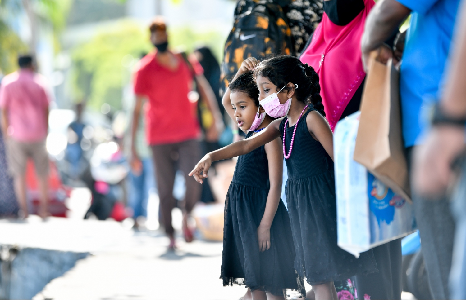 ލޯންޗު ފުރާ ވަގުތުގެ އިންތިޒާރުގައި ކުޑަކުދިންތަކެއް ޖުމްހޫރީ މައިދާން ސަރަހައްދުގައި މަޑުކޮށްލައިގެން --މިހާރު ފޮޓޯ/ނިޝާން އަލީ