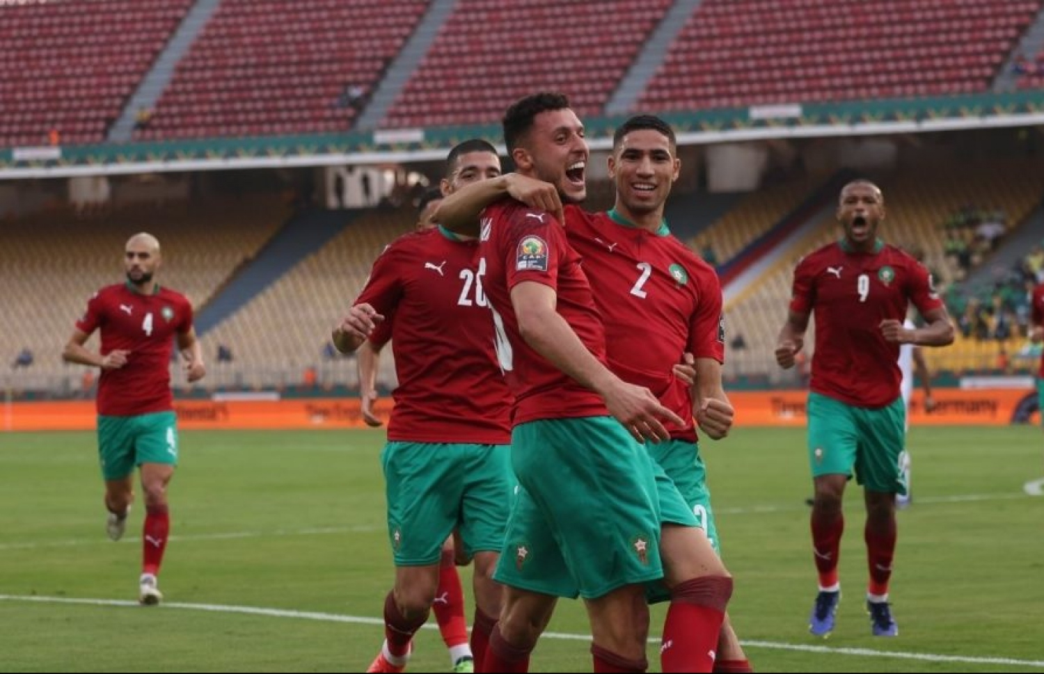 މޮރޮކޯ އިން ކޮމޮރޯސް ކޮޅަށް ލަނޑު ޖެހުމުން އެޓީމުގެ ޕީއެސްޖީ ފުލްބެކް އަޝްރަފް ހަކީމީ (2) ޓީމު ކުޅުންތެރިންނާ އެކު.--