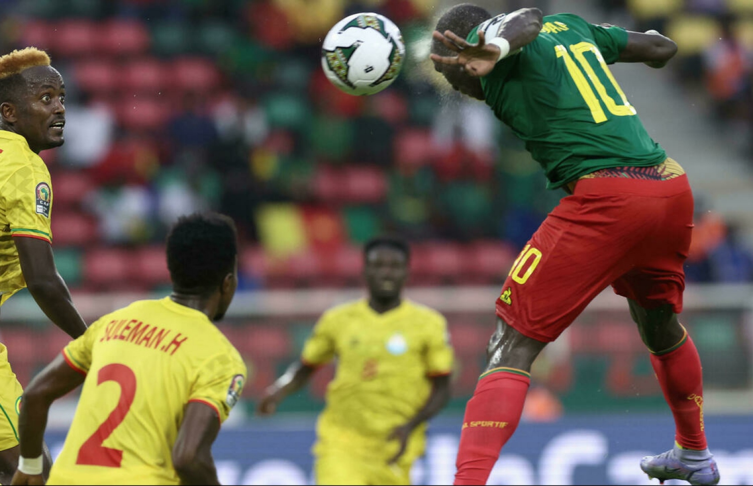 ކެމަރޫންގެ ކެޕްޓަން އިތިއޯޕިއާ ކޮޅަށް އޭނާގެ ދެވަނަ ލަނޑު ޖަހަނީ.-- ފޮޓޯ: އޭއެފްޕީ