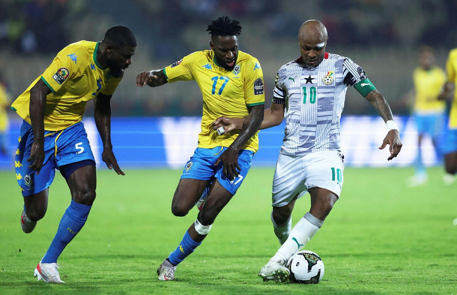 ގާނާގެ ކެޕްޓަން އަޔޫ ގެބޮން ކުޅުންތެރިން ކައިރިން ބޯޅަ ހިފައިގެން ދަނީ.-- ފޮޓޯ: އޭއެފްޕީ