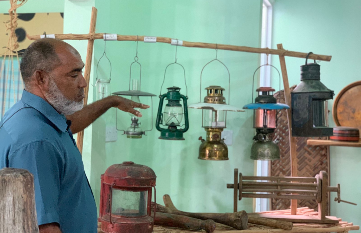 ރަށްވެހި އާސާރުގައި ހުރި ސާމާނުތައް، "މިހާރު" ގެ ނޫސްވެރިންނަށް ދައްކާލަނީ-- ފޮޓޯ: މިހާރު