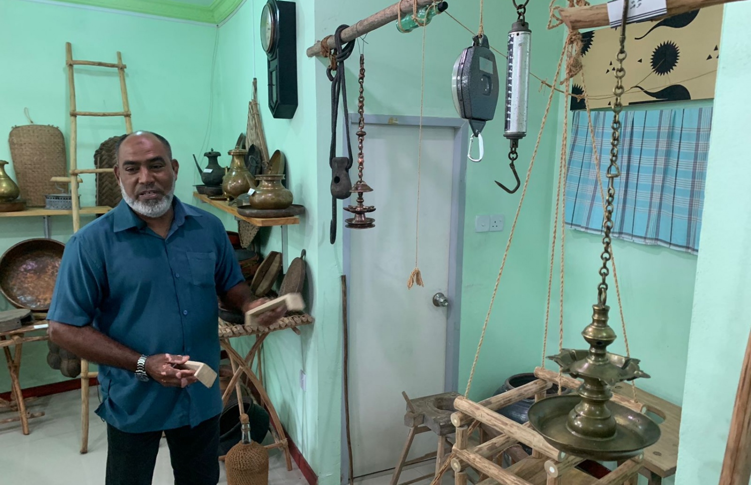 އިހުގައި ކުދިން ކިރާ އުޅުނު ގޮތަށް އައި ބަދަލުތައް ފެންނަ ކައްޓާތައް ދައްކާލަނީ-- ފޮޓޯ: މިހާރު