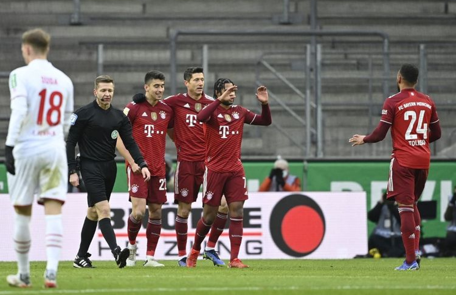 ލެވަންޑޯސްކީ ލަނޑު ޖެހުމަށް ފަހު ޓީމުގެ ކުޅުންތެރިންނާ އެކު އުފާފާޅުކުރަނީ.-- ފޮޓޯ: އޭއެފްޕީ