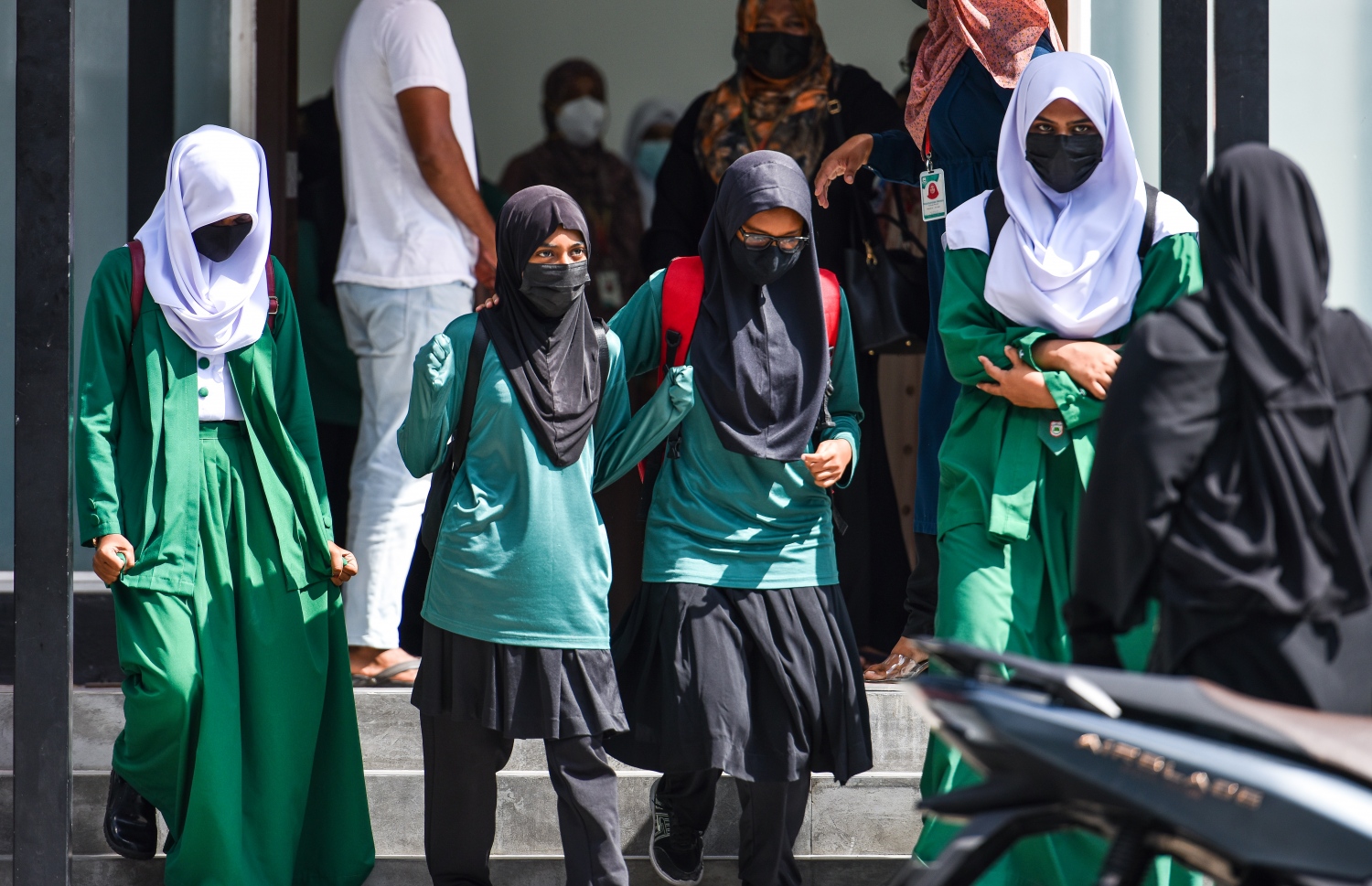 އަރަބިއްޔާ ސްކޫލްގެ ދަރިވަރުންތަކެއް، އެ ސްކޫލްގެ ބޭރުގައި މަޑުކޮށްލައިގެން.-- ފޮޓޯ: ފަޔާޒު މޫސާ/ މިހާރު