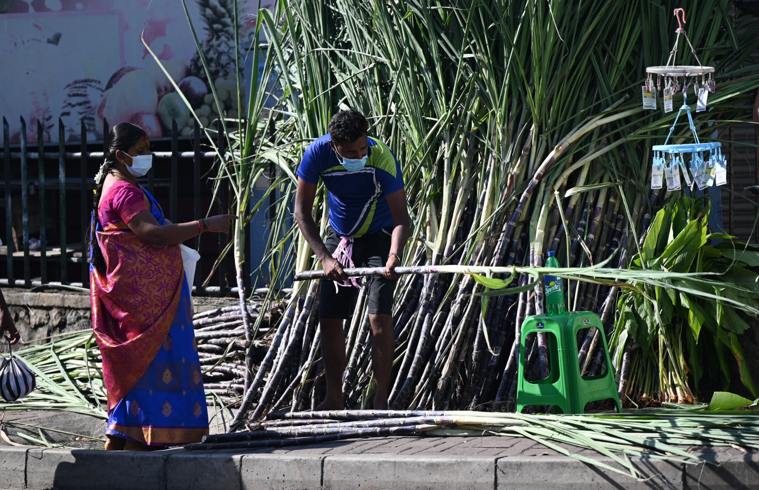 ކޮލަމްބޯ - ޖެނުއަރީ 13: ކޮލަމްބޯގެ މަގެއްގެ މަތީގައި އުއްދަނޑިތަކެއް ވިއްކަން ބަހައްޓާފައި: ލަންކާ އަށް ޑޮލަރުގެ ތާށިކަން ކުރިމަތިވެ ހިކި ކިރާއި ހަކުރު، ކައްކާ ކޭސް އަދި ސިމެންތި މިހާރު ވެސް ވިއްކަނީ ކޮންޓްރޯލް ކޮށްގެން. --ފޮޓޯ:އޭއެފްޕީ