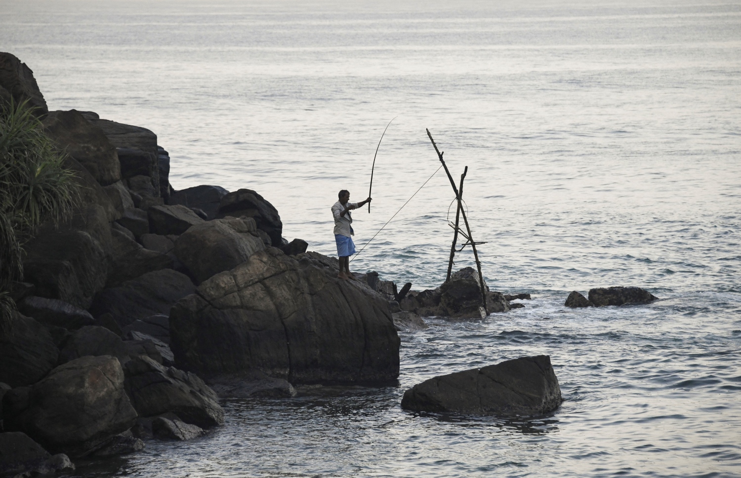 ކޮލަމްބޯ - ޑިސެމްބަރު 30: ލަންކާގެ އަހަންގަމާގައި މީހަކު މަސްބާނަނީ: ލަންކާގައި ކާބޯތަކެތީގެ އަގު މިދިޔަ ޑިސެމްބަރު މަހު ވަނީ ރެކޯޑް މިންވަރެއް ކަމަށްވާ 22.1 ޕަސެންޓަށް މައްޗަށް ޖެހިފައި. --ފޮޓޯ:އޭއެފްޕީ