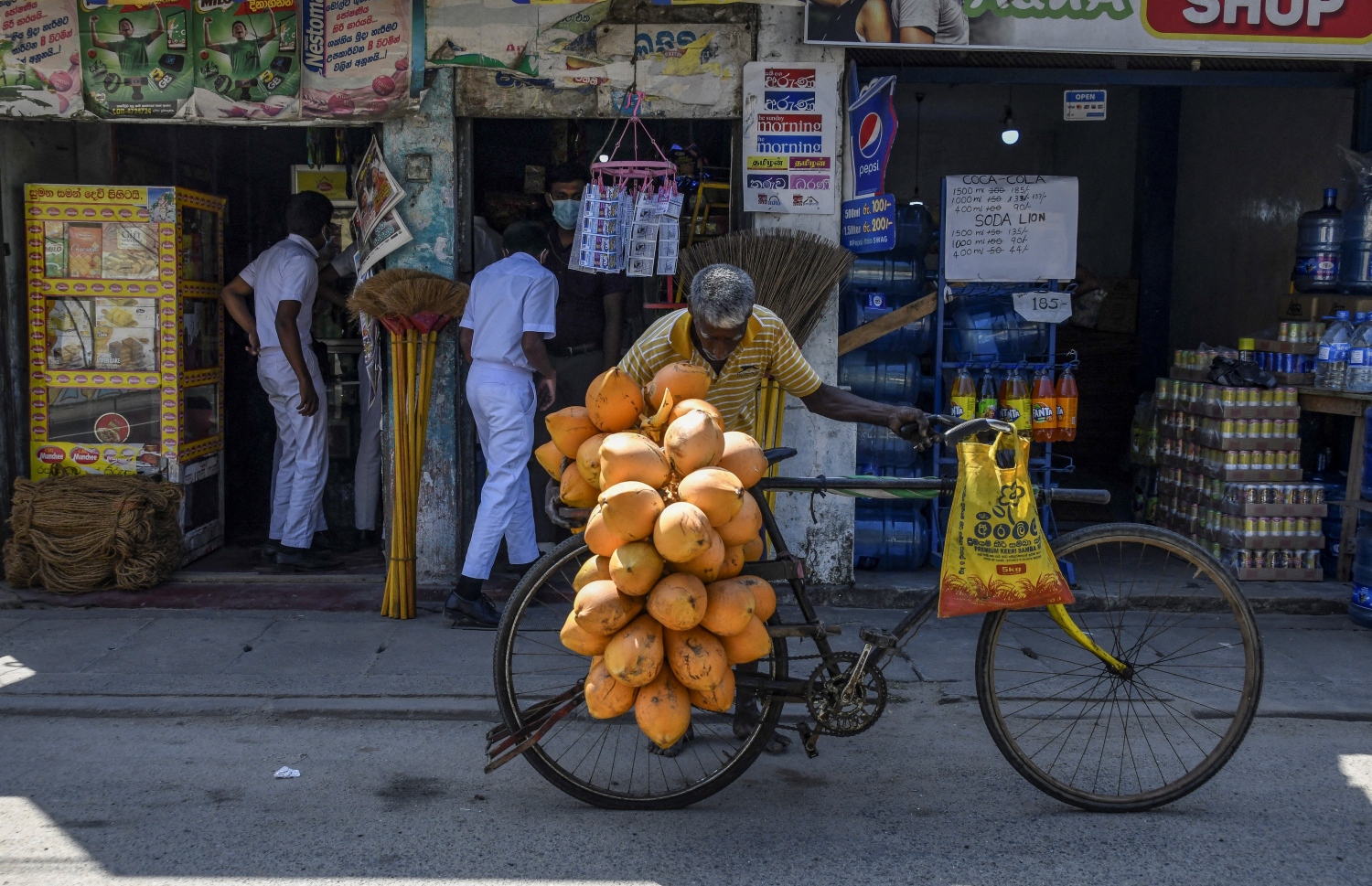 ކޮލަމްބޯ - ޑިސެމްބަރު 20: ލަންކާގެ ގޯލު ސަރަހައްދުގައި މީހަކު ބައިސްކަލެއްގައި ކުރުނބާ ވިއްކަނީ: ލަންކާގައި ކާބޯތަކެތީގެ އަގު މިދިޔަ ޑިސެމްބަރު މަހު ވަނީ ރެކޯޑް މިންވަރެއް ކަމަށްވާ 22.1 ޕަސެންޓަށް މައްޗަށް ޖެހިފައި. --ފޮޓޯ:އޭއެފްޕީ