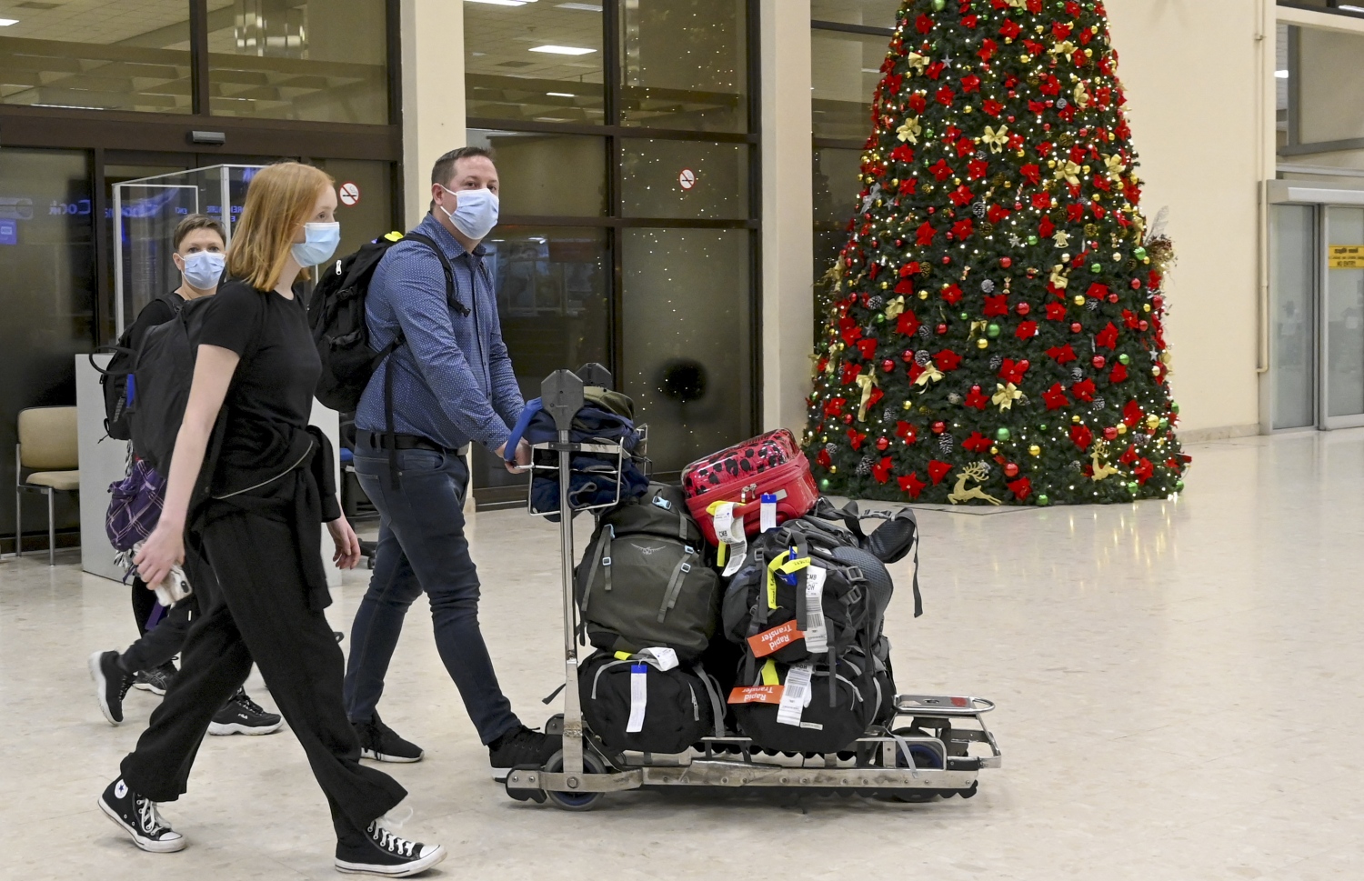 ކޮލަމްބޯ - ޖެނުއަރީ 10: ކަތުނަޔަކަގެ ބަންޑާރަނައިކަ އިންޓަނޭޝަނަލް އެއާޕޯޓުން ޓޫރިސްޓުންތަކެއް ނުކުންނަނީ: ލަންކާގެ އިގްތިސާދުގެ ބޮޑު ބައެއް ޓޫރިޒަމަށް ބަރޯސާވެފައިވީ ނަމަވެސް، ކޮވިޑަށް ފަހު އެ އިންޑަސްޓްރީ ވަނީ ވަރަށް ބޮޑަށް ހީނަރުވެފައި. --ފޮޓޯ:އޭއެފްޕީ