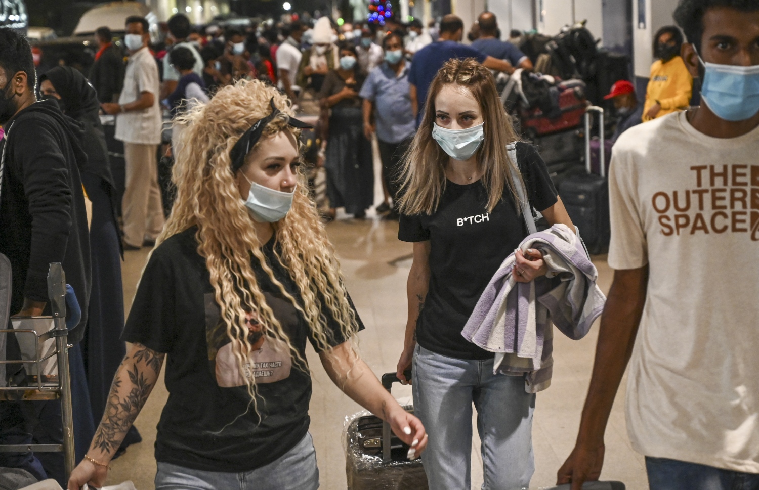 ކޮލަމްބޯ - ޖެނުއަރީ 10: ކަތުނަޔަކަގެ ބަންޑާރަނައިކަ އިންޓަނޭޝަނަލް އެއާޕޯޓުން ޓޫރިސްޓުންތަކެއް ނުކުންނަނީ: ކޮވިޑަށް ފަހު ލަންކާގެ ޓޫރިޒަމް ވަނީ ވަރަށް ބޮޑަށް ހީނަރުވެފައި. --ފޮޓޯ:އޭއެފްޕީ