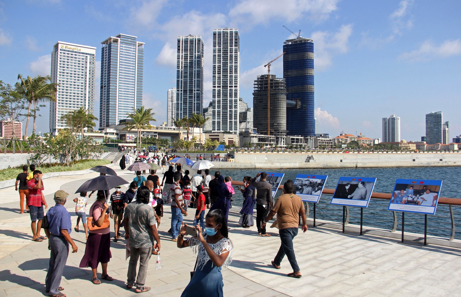 ކޮލަމްބޯ - ޖެނުއަރީ 15: ޕޯޓް ސިޓީ މެރީނާ ޕާކުގައި ބަޔަކު އިއްޔެ ހިނގާލާފައި ދަނީ: ލަންކާގައި ޑޮލަރު ތާށިވެ ތަކެތީގެ އަގު މިހާރު ވަނީ ވަރަށް ބޮޑުވެފައި. --ފޮޓޯ:އޭއެފްޕީ