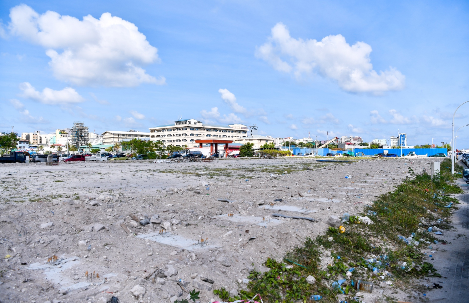 ތިލަމާލެ ބްރިޖުގެ މަސައްކަތް ފެށުމަށް އިންޑަސްޓްރިއަލް ވިލެޖުން ހުސްކުރި ބިން.-- ފޮޓޯ: ފަޔާޒް މޫސާ / މިހާރު