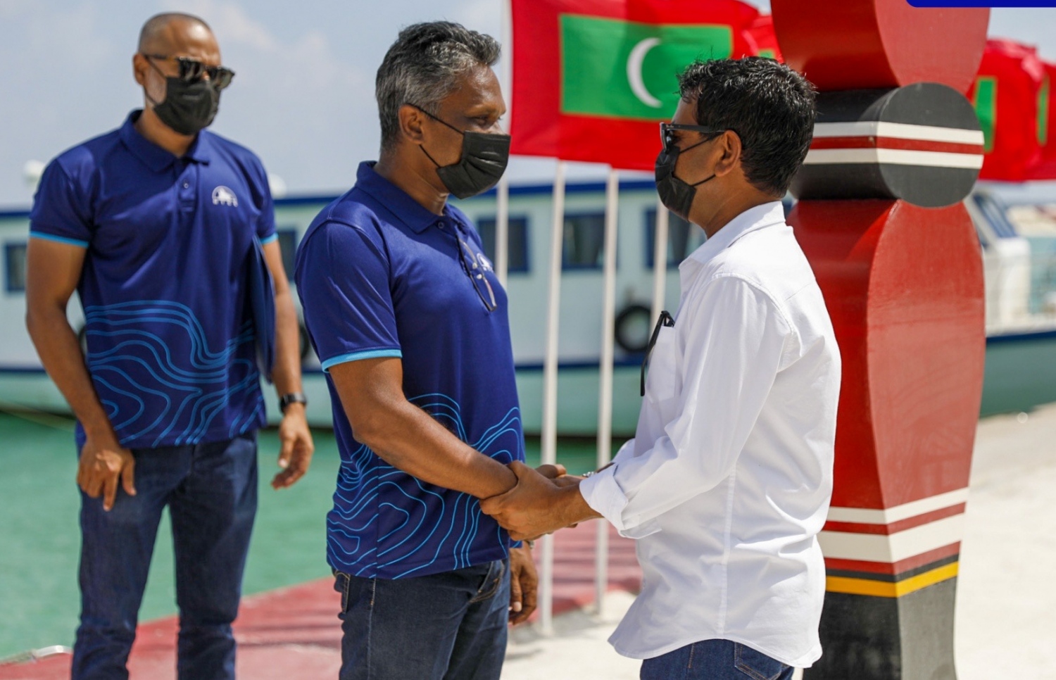 އެމްޓީސީސީގެ ސީއީއޯ އާދަމް އާޒިމް (ވ) އާއި ހޯރަފުށީ ދާއޮރާގެ މެމްބަރު ސަލީމް (ކ) ސަލާމް ކުރައްވަނީ-- ފޮޓޯ: އެމްޓީސީސީ