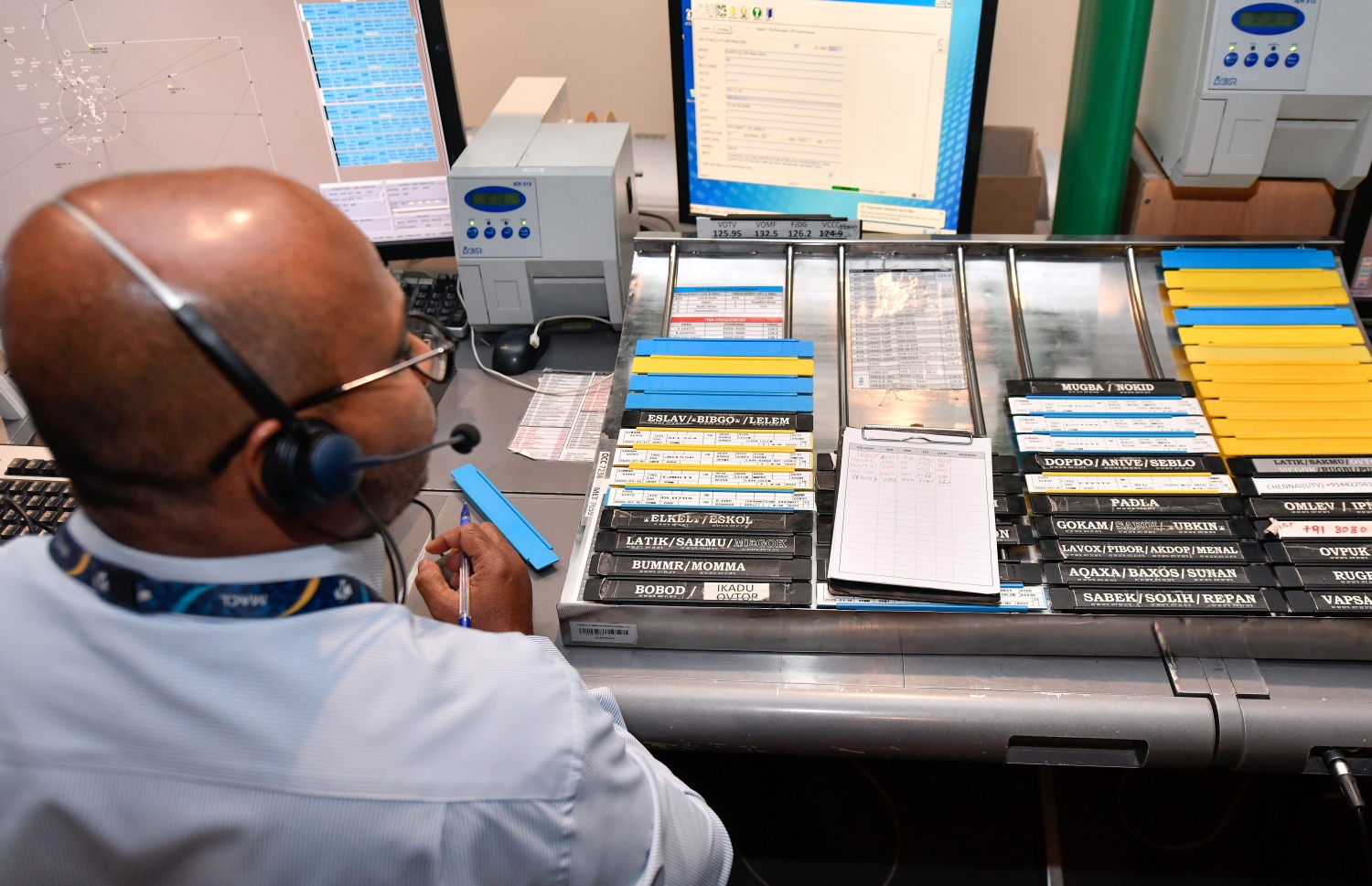 ރާއްޖޭގެ ވައިގެ ސަރަހައްދަށް ވަންނަ ބޯޓުތަކަށް ހަމީދު ކޮމާންޑު ދެއްވަނީ: އޭނާ އަކީ އޭޓީއާރް ލައިސަންސް ދަމަހައްޓާ ރާއްޖޭގެ އެންމެ ދުވަސްވީ މުވައްޒަފު -- ފޮޓޯ: ނިޝާން އަލީ/ މިހާރު