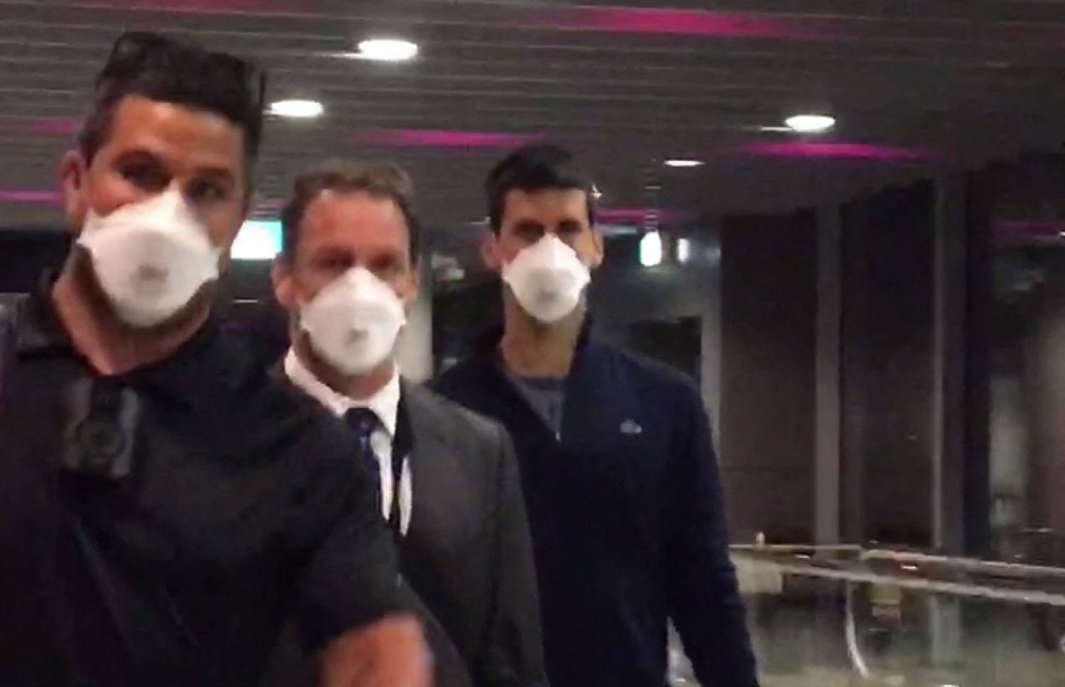 ޑީޕޯޓް ކޮށްލުމުން ޖޮކޮވިޗް ފުރަން ގޮސް އޮސްޓްރޭލިއާގެ މެލްބަން އެއާޕޯޓުގައި.-- ފޮޓޯ: އޭއެފްޕީ