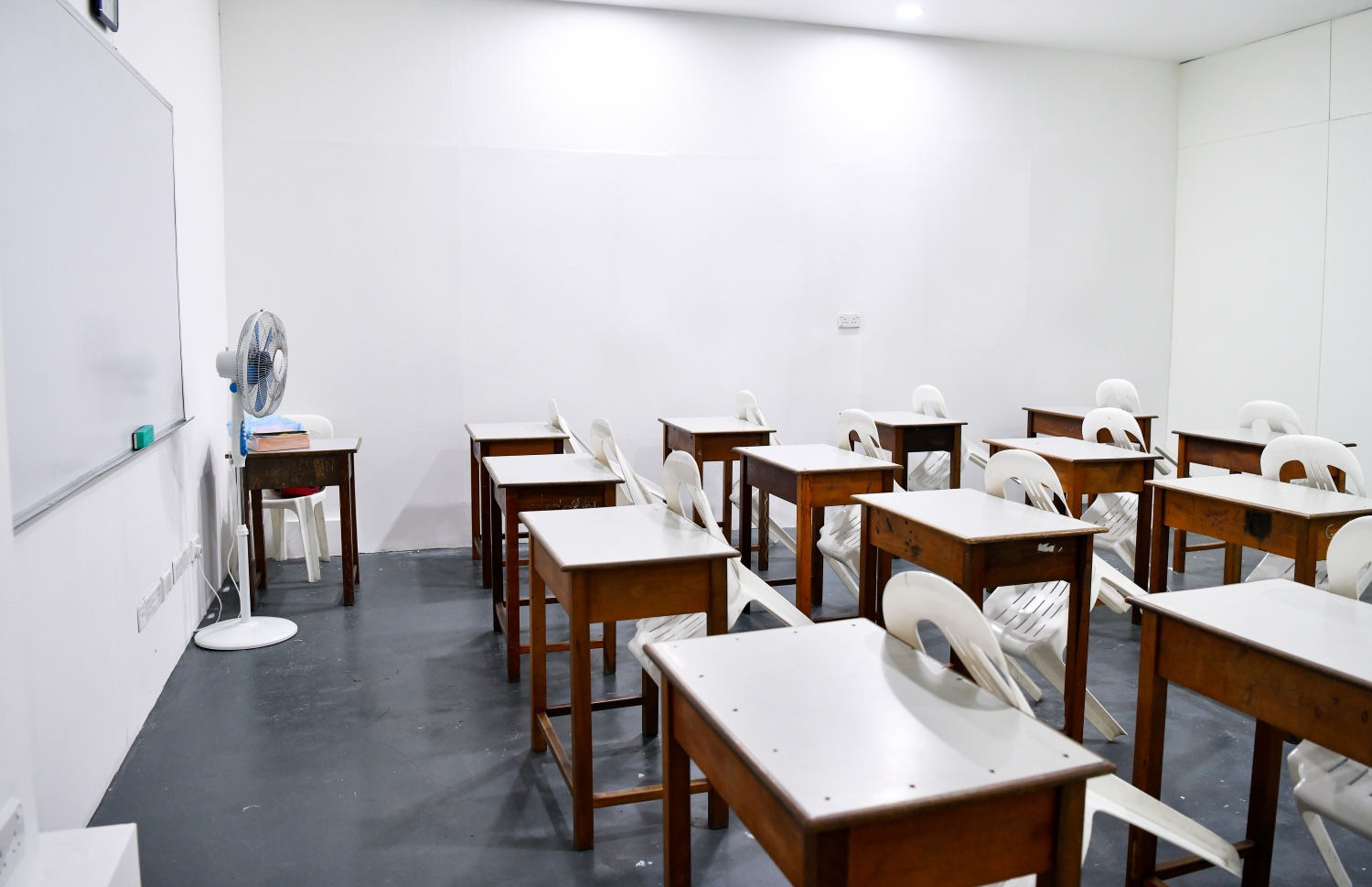 އަރަބިއްޔާ ސްކޫލް ވަގުތީ ގޮތުން ބަދަލުކުރި އިމާރާތުގެ ކްލާސް ރޫމެއް.--- ފޮޓޯ: ފަޔާޒް މޫސާ/މިހާރު