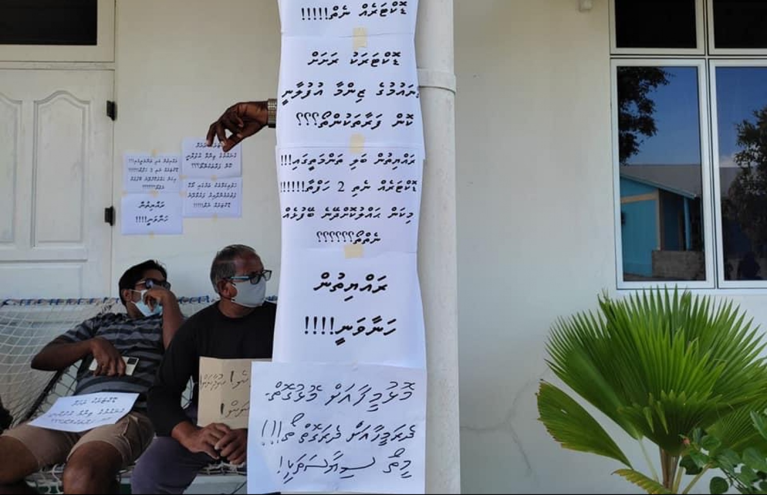 ބ. ކުޑަރިކިލު ސިއްހީ މަރުކަޒުގައި ޑޮކްޓަރެއް ނެތި ހަފުތާއެއްވުމުން ރައްޔިތުން މަރުކަޒު ބަންދުކޮށް، މުޒާހަރާކުރަނީ.-- ފޮޓޯ: ސިފާން މުހައްމަދު