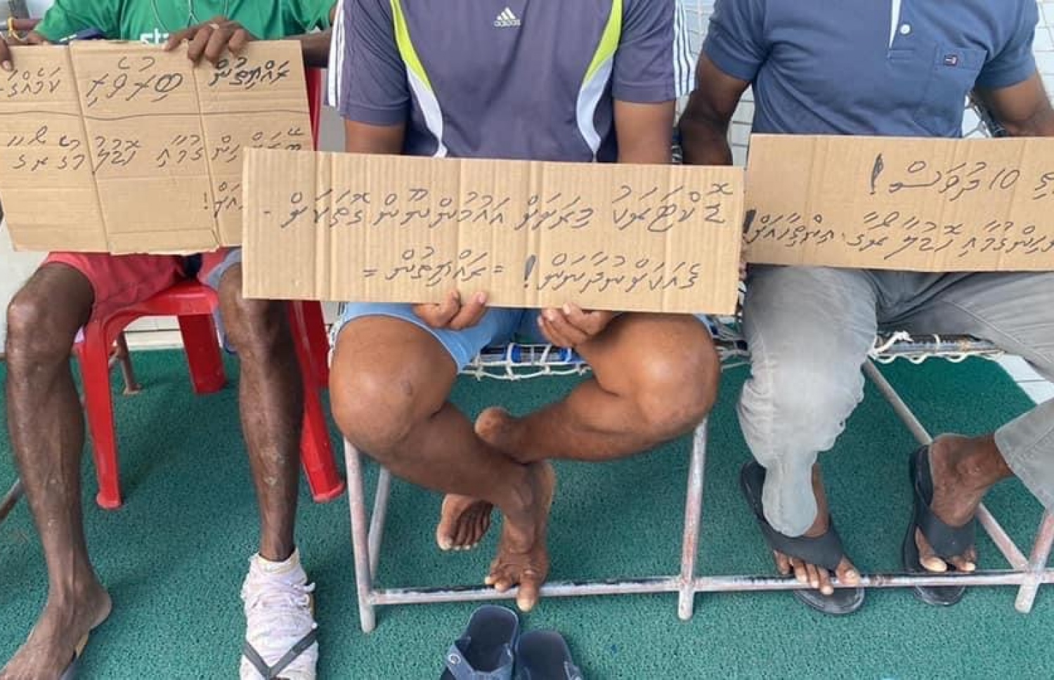 ބ. ކުޑަރިކިލު ސިއްހީ މަރުކަޒުގައި ޑޮކްޓަރެއް ނެތި ހަފުތާއެއްވުމުން ރައްޔިތުން މަރުކަޒު ބަންދުކޮށް، މުޒާހަރާކުރަނީ.-- ފޮޓޯ: ސިފާން މުހައްމަދު