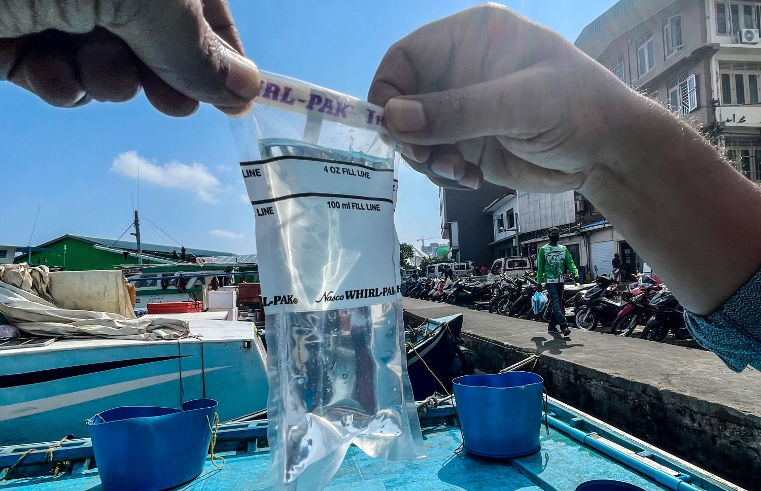 މަސް މާރުކޭޓް ސަރަހައްދުގެ މޫދުގައި ނަޖިހުގެ އަސަރު ހުރިތޯ ބަލަން ޓެސްޓްކުރުމަށް ނެގި ފެނުގެ ސާމްޕަލް ލެބޯޓަރީ އަށް ގެންދިއުމުގެ ކުރިން ބަންދުކުރަނީ. -- ފޮޓޯ: ނިޝާން އަލީ/މިހާރު