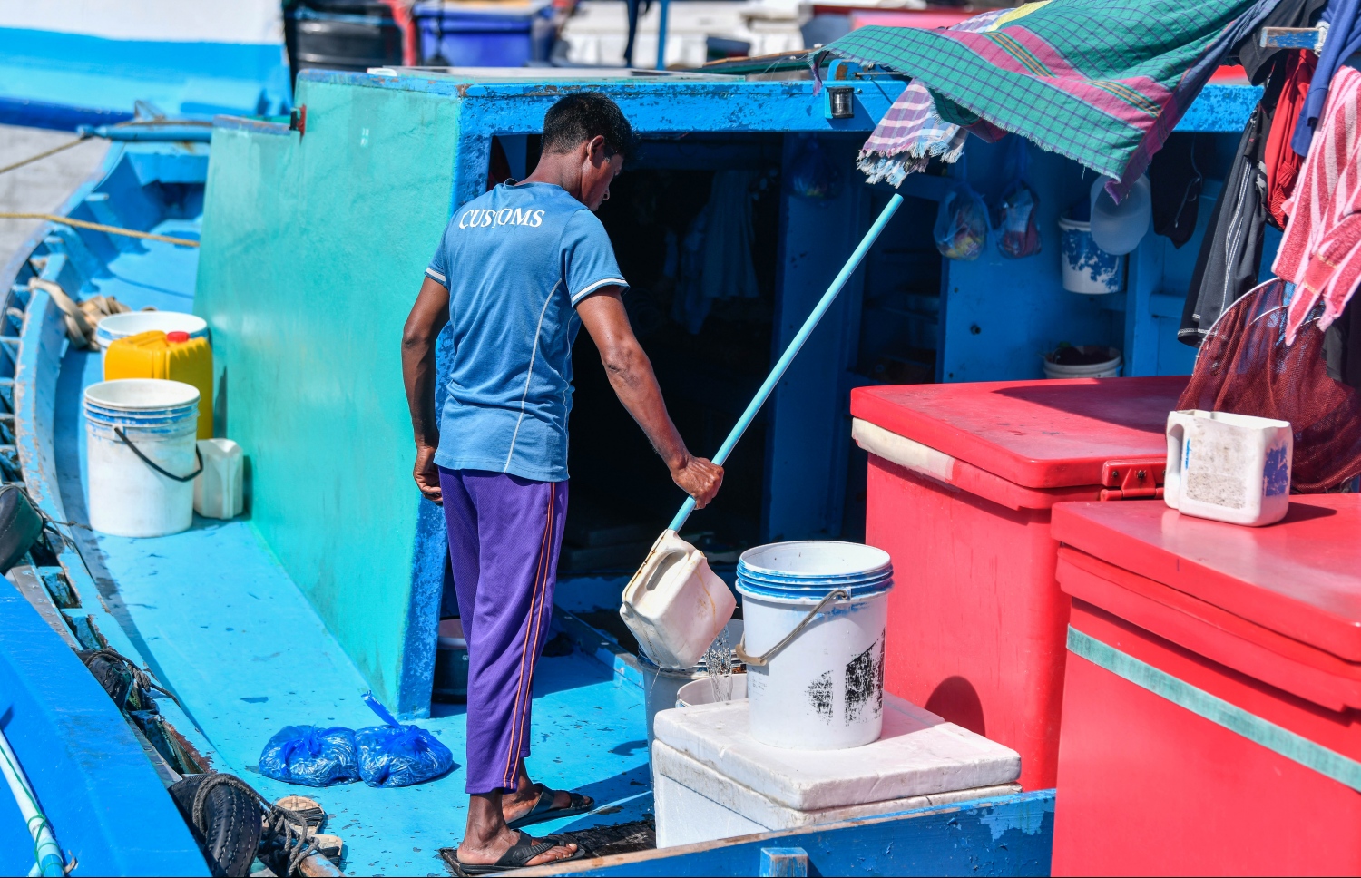 މަސް މާރުކޭޓް ފަޅުތެރެއިން ލޮނު ނަގައި، ރެހި އަޅާ ޓައްޕަށް ލޮނު އަޅަނީ. -- ފޮޓޯ: ނިޝާން އަލީ/މިހާރު