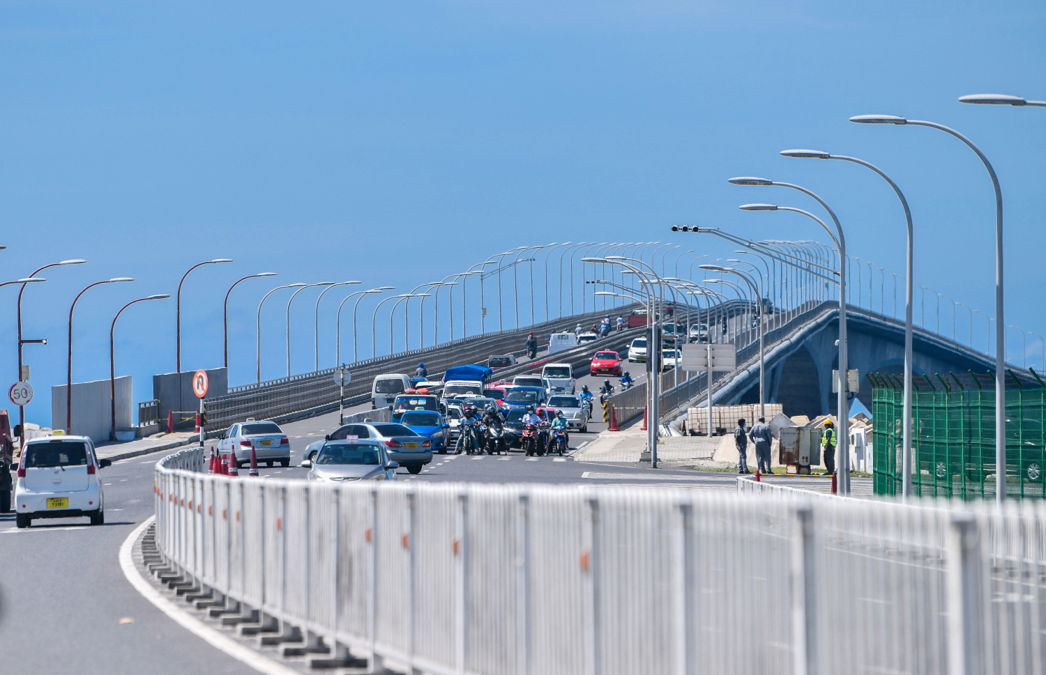 ސިނަމާލެ ބްރިޖު މަތިން ވެހިކަލް ދުއްވަނީ: މި އަހަރު ނިމުމުގެ ކުރިން މި ފެން ހޮޅި ބޭނުންކުރަން ފަށަން ސަރުކާރުން ވަނީ ނިންމާފައި.-- ފޮޓޯ: މިހާރު