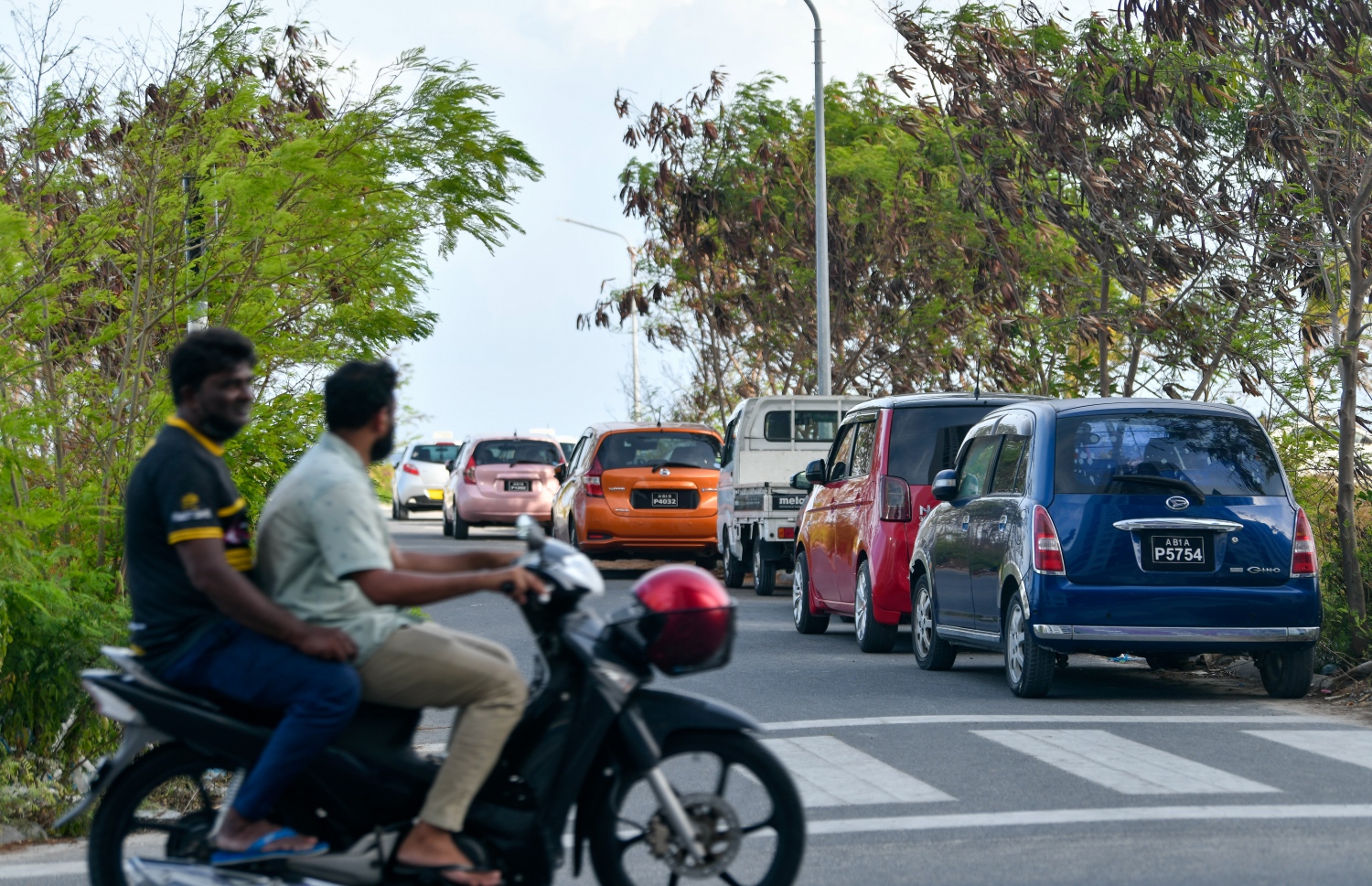 ހިޔާ ފްލެޓް ކައިރީ ހުރަހަށް އޮތް މަގެއްގައި ކާރުތައް ޕާކުކޮށްފައި-- ފޮޓޯ: ފަޔާޒު މޫސާ/ މިހާރު