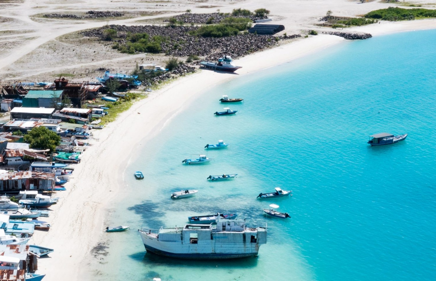 ގދ. ތިނަދޫގައި ދޯނިތައް މަރަމާތުކުރަން އެހެލާ ތަން.-- ފޮޓޯ: އަބްދުﷲ އަބީދު