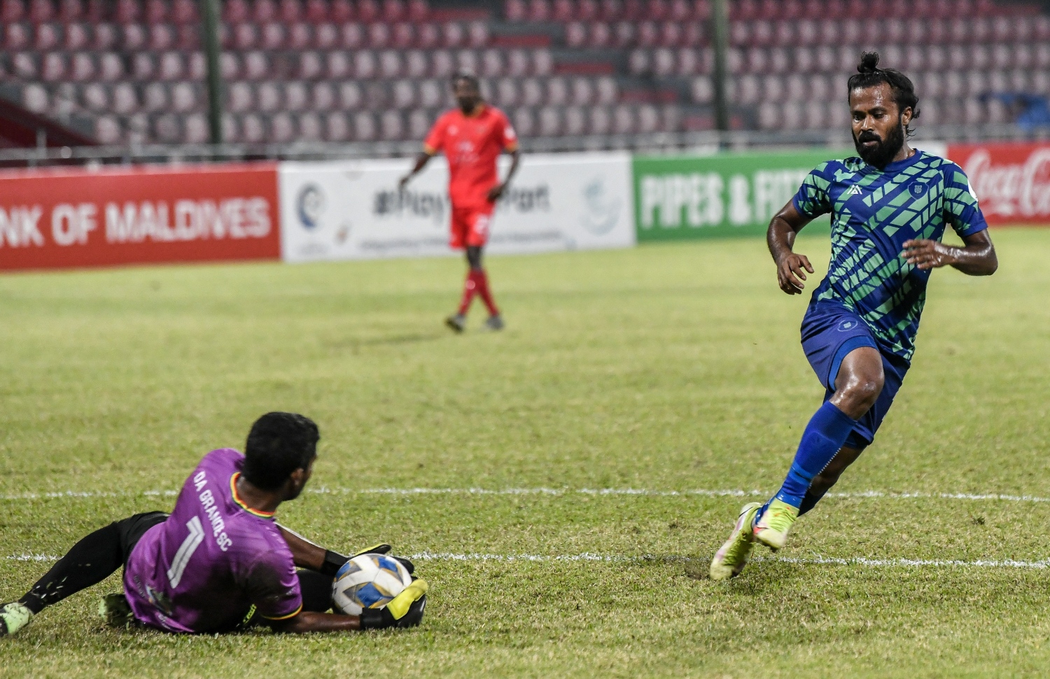 ސަސްގެ ޔަޝްފާދު ހަބީބު (ކ) ބޯޅަ އަށް އެރުމުގެ ކުރިން ގްރާންޑޭގެ ކީޕަރު ޝަމާހް (ކ) ބޯޅަ ސަލާމަތް ކުރަނީ --- ފޮޓޯ: ފަޔާޒު މޫސާ | މިހާރު