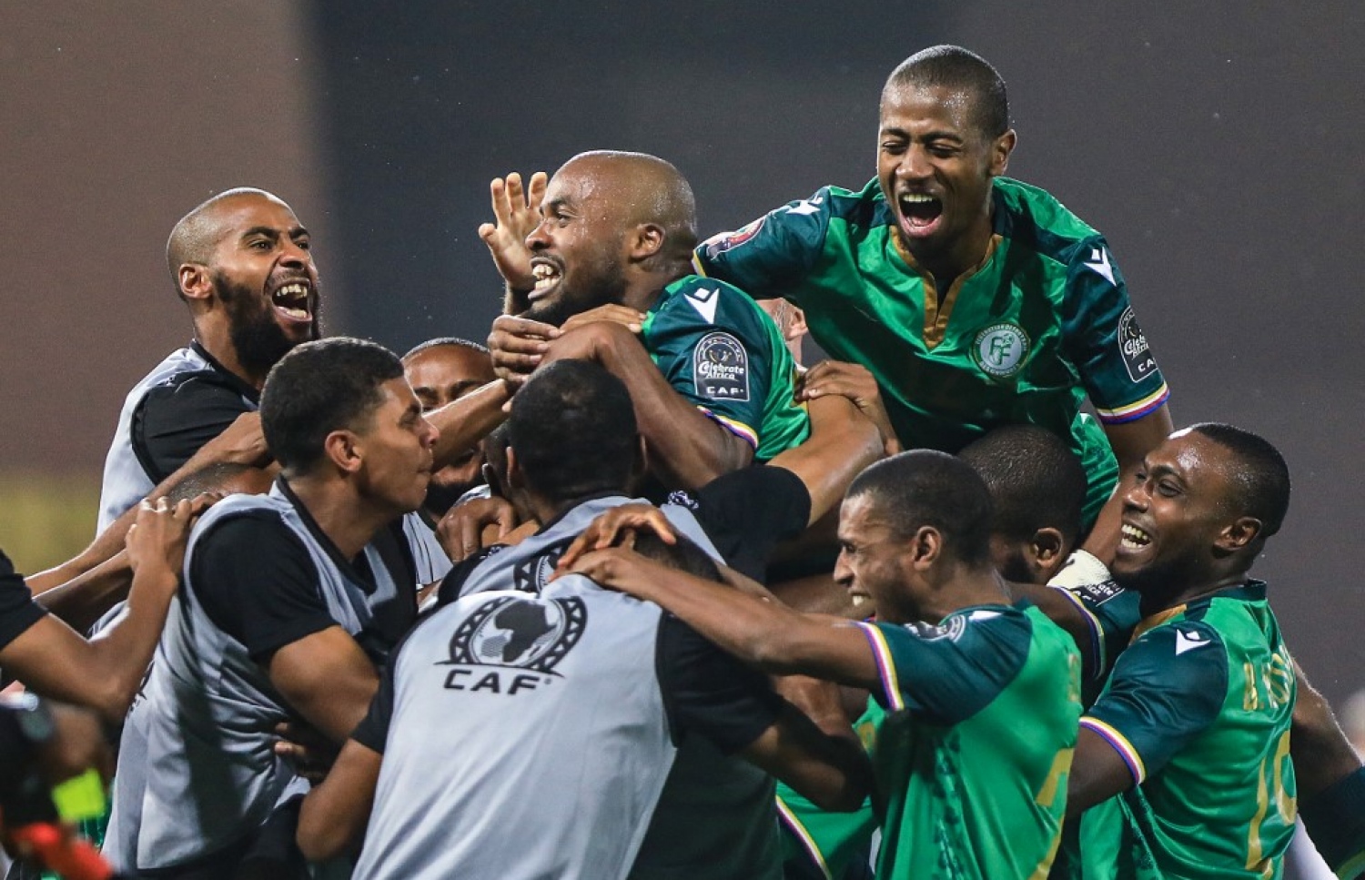 މޮގްނީ ލަނޑުޖެހުމަށް ފަހު ކޮމޮރޯސް ކުޅުންތެރިންނާއި އޮފިޝަލުން އުފާފާޅުކުރަނީ.-- ފޮޓޯ: އޭއެފްޕީ