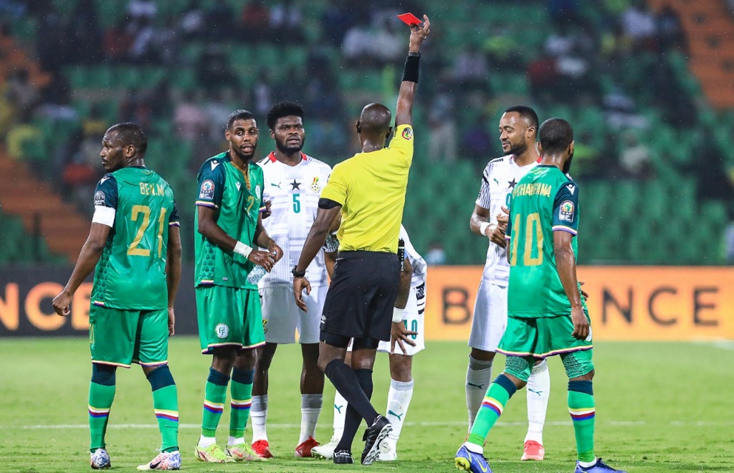 ގާނާގެ އަންޑްރޭ އަޔޫ އަށް ރަތްކާޑު ދައްކަނީ.-- ފޮޓޯ: އޭއެފްޕީ