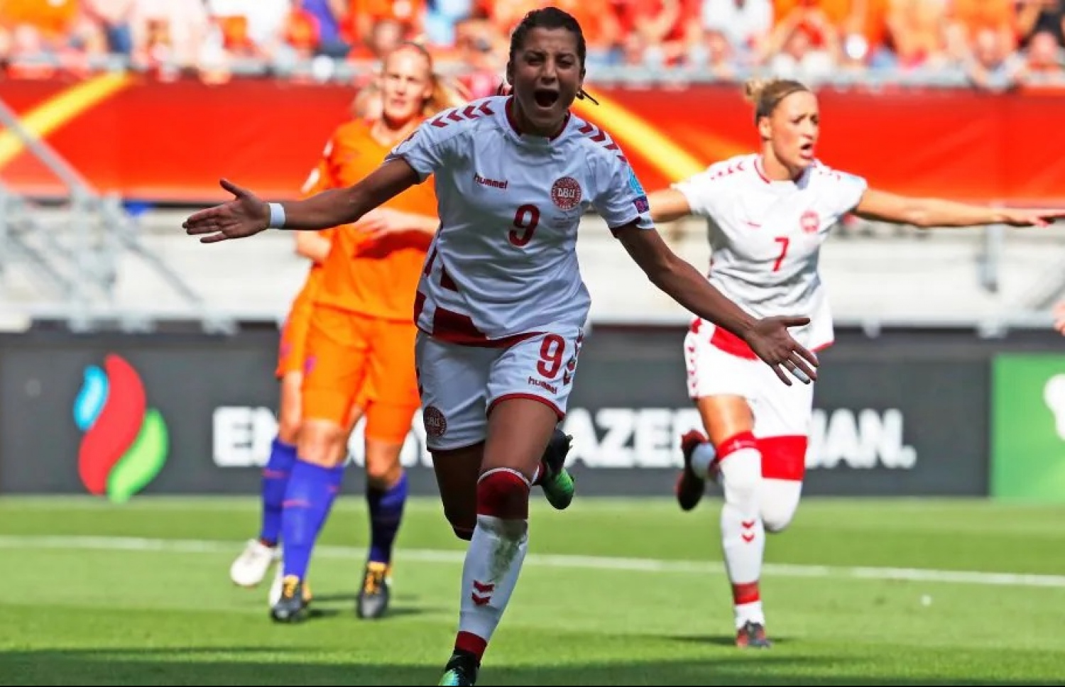 2017 ވަނަ އަހަރުގެ އަންހެނުންގެ ޔޫރޯ ފުޓުބޯޅަ މުބާރާތުގެ ފައިނަލުގައި ނާދިއާ ނެދަލެންޑްސް ކޮޅަށް ލަނޑު ޖެހުމަށް ފަހު.-- ފޮޓޯ: ރޮއިޓާސް