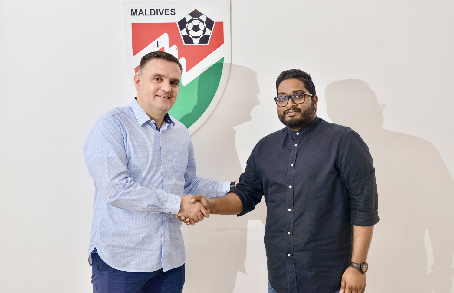 އެފްއޭއެމްގެ ރައީސް ބައްސާމް (ކ) އާއި ޑޭވޯ: މުސާރައިގެ މައްސަލަ ޑޭވޯ މި ވަނީ ދެވަނަ ފަހަރަށް ފެންމަތިކޮށްފަ --- ފައުލް ފޮޓޯ: އެފްއޭއެމް