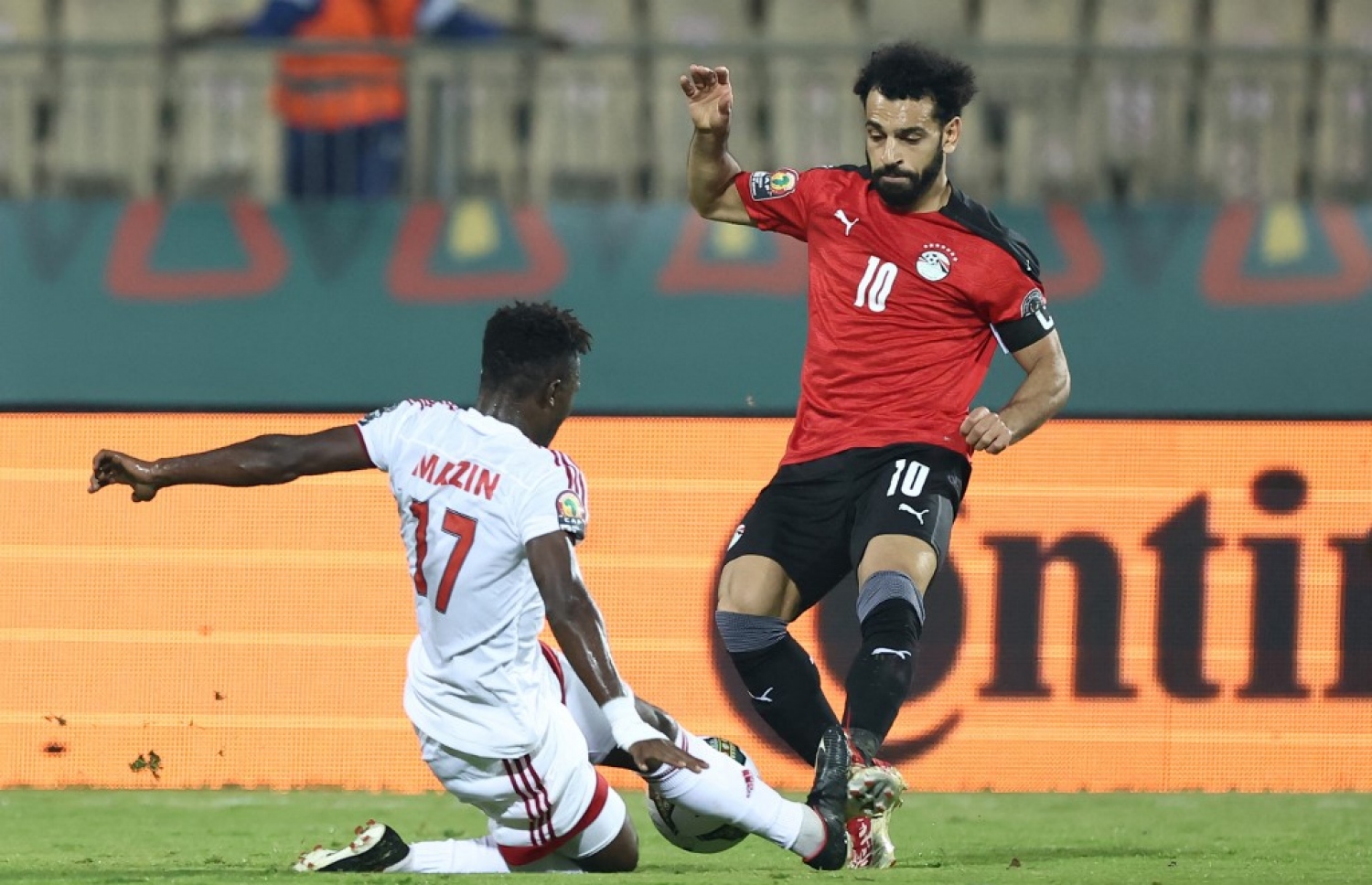 މިސްރުގެ ސަލާހު އަތުން ސޫދާން ކުޅުންތެރިޔަކު ބޯޅަ ހޯދަން މަސައްކަތްކުރަނީ.-- ފޮޓޯ: އޭއެފްޕީ