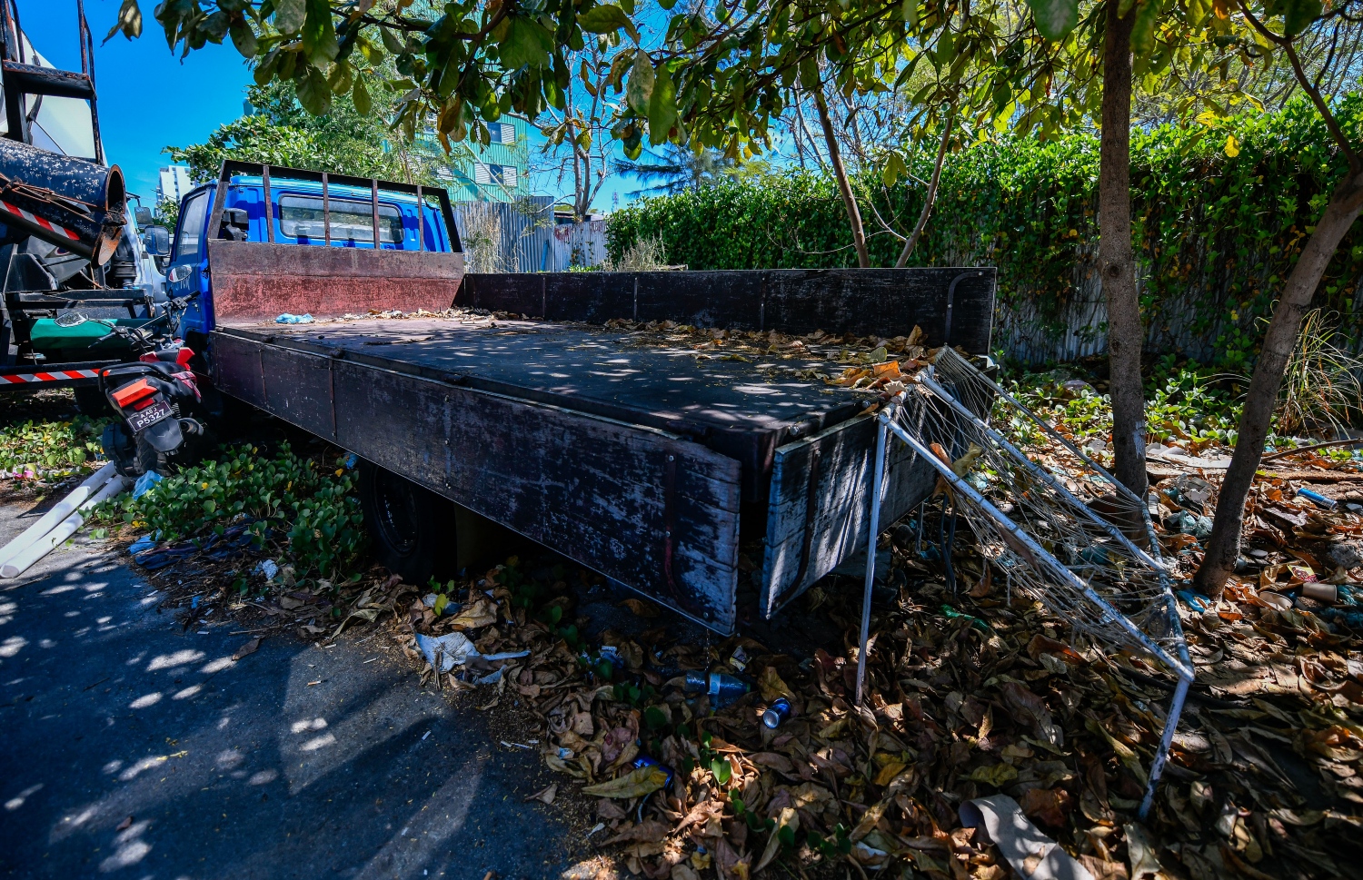 ހުޅުމާލެ: ޖެނުއަރީ 20، 2022: ހުޅުމާލޭގެ އިންޓަސްޓްރިއަލް ސަރަހައްދުގެ ބޮޑު މުގެ އެއްފަރާތުގައި ބޭނުންނުކޮށް ގިނަ ދުވަސްވެފައިވާ ވެހިކަލްތަކުން ތޮއްޖެހިފައިވާއިރު، މި ސަރަހައްދުގެ ސާފުތާހިރުކަމަށް އެއްވެސް ބަޔަކު ބެލުމެށްނެތް-- ފޮޓޯ: ފަޔާޒު މޫސާ / މިހާރު