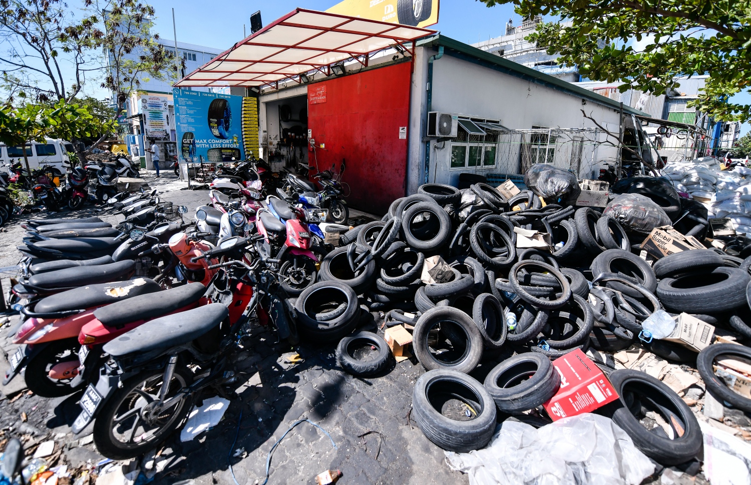 ހުޅުމާލޭގެ އިންޑަސްޓްރިއަލް ސަރަހައްދު ބާ ވެހިކަލްތަކުން ގޮނޑުވެފައި