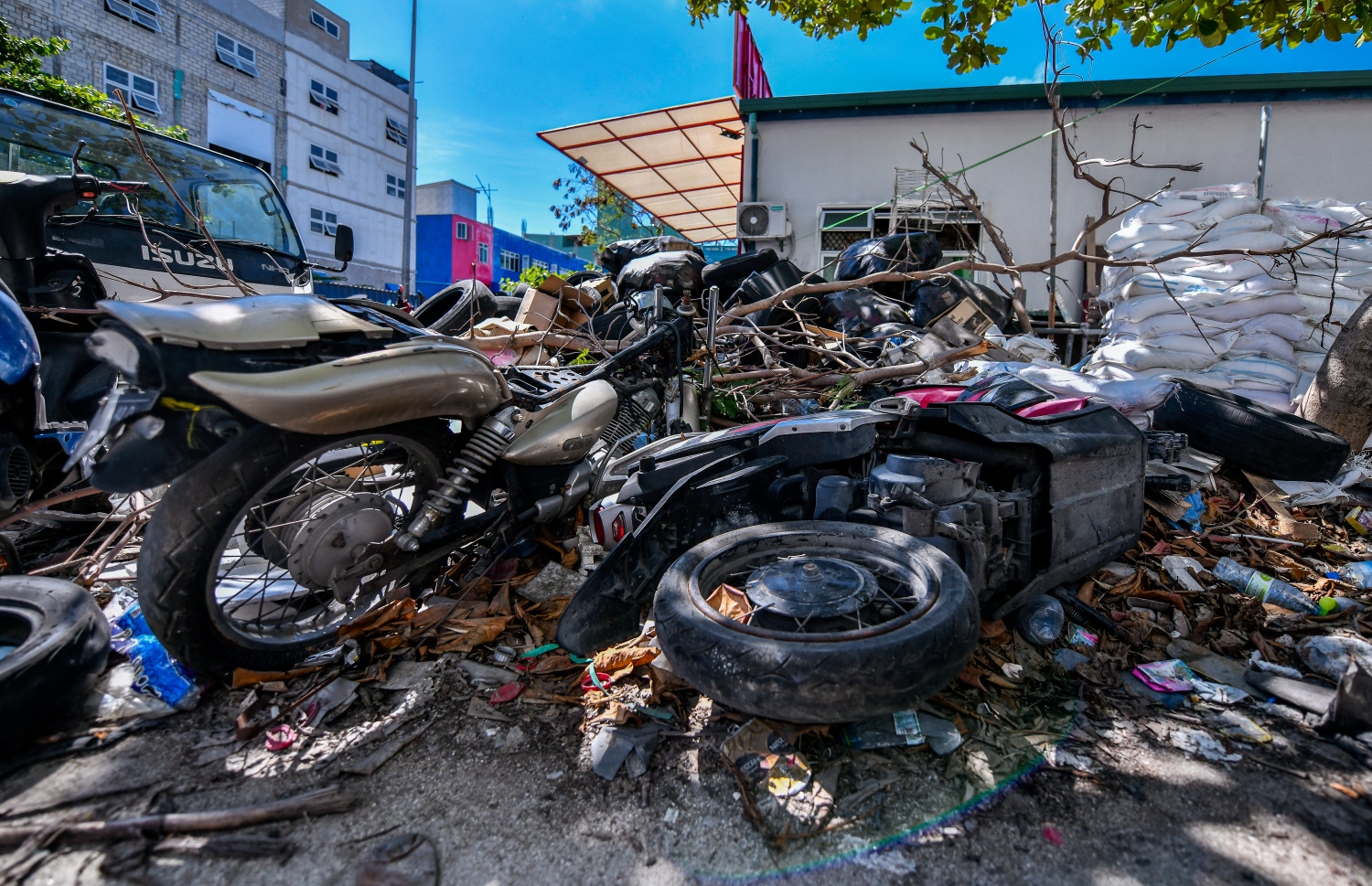 ހުޅުމާލެ: ޖެނުއަރީ 20، 2022: ހުޅުމާލޭގެ އިންޓަސްޓްރިއަލް ސަރަހައްދުގައި ހިންގާ ގަރާޖަކުން ހަލާކުވެފައި ހުރި ސައިކަލްތަކެއް މަގުމައްޗަށް އުކާލާފައި-- ފޮޓޯ: ފަޔާޒު މޫސާ / މިހާރު