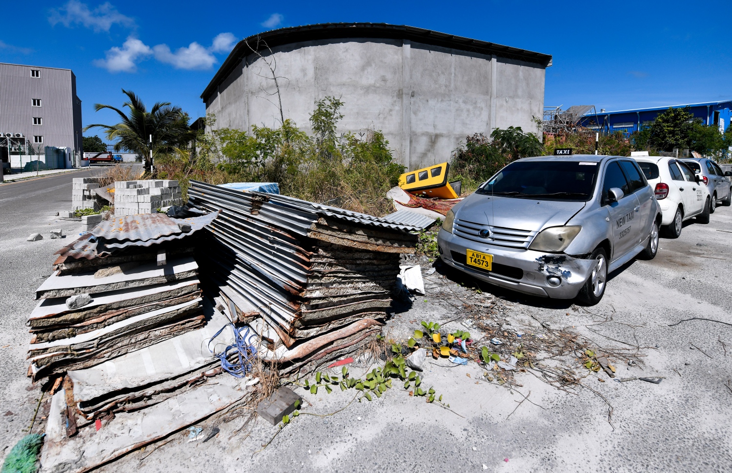 ހުޅުމާލެ: ޖެނުއަރީ 20، 2022: ބޭނުންނުކުރާ ވެހިކަލްތަކާ ގިނަ އަދަދެއްގެ ޓިނުތައް އެތަނުގައި ފުންޏަކަށް ޖަހާފައި ހުރިއިރު ބެލެވޭ ގޮތުގައި މި ސާމާނުތައް މިތަނުގައި ހުންނަތާ އެތައް ދުވަހެއް ވެދާނެ.-- ފޮޓޯ: ފަޔާޒު މޫސާ / މިހާރު