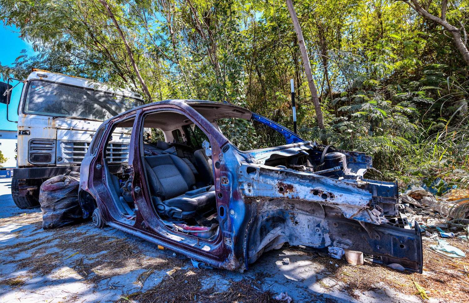 ހުޅުމާލެ: ޖެނުއަރީ 20، 2022: އިންޓަސްޓްރިއަލް ސަރަހައްދު މަގުމަތީގައި ކުނީގެ ގޮތުގައި ބަހައްޓާފަ އޮތް ހަލާކުވެ ދަބަރު ޖަހާފައިވާ ކާރެށް، މިފަދަ ބޮޑެތިކުނިބުނީގެ ސަބަބުން މުޅި ސަރަހައްދު ވަނީ ގޮނޑުވެފައި-- ފޮޓޯ: ފަޔާޒު މޫސާ / މިހާރު