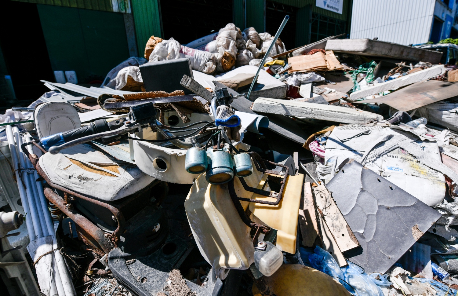 ހުޅުމާލެ: ޖެނުއަރީ 20، 2022: ހުޅުމާލޭގެ އިންޓަސްޓްރިއަލް ސަރަހައްދުގެ މަގެއްގެ އެއްފަރާތަކަށް ޖަމާކޮށްފައި ހުރި އެކި ޒާތުގެ ކުނީގެ ފަރުބަދައެއް ހެދިފައިވާއިރު، މި ސަރަހައްދުގައި އުފެދޭ ކުނީގެ ސަބަބުން މުޅި ސަރަހައްދުވަނީ ގޮނޑުވެފައި-- ފޮޓޯ: ފަޔާޒު މޫސާ / މިހާރު