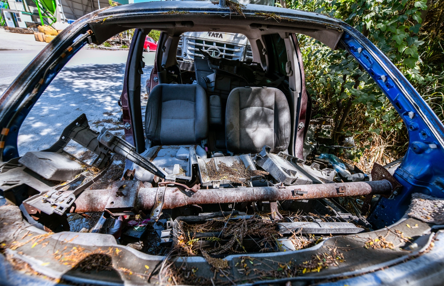 ހުޅުމާލެ: ޖެނުއަރީ 20، 2022: ހަލާކުވެ ދަބަރު ޖަހާފައިވާ ކާރެއް މަގުގެ އެއްފަރާތުގައި އޮތްއިރު، މި ފަދައުޅަނދުތަކުން ބޭނުން ކުރެވޭ ސާމާނު ނަގާފައި މި ސަރަހައްދަށް އޮންނަނީ ދޫކޮށްލެވިފައި-- ފޮޓޯ: ފަޔާޒު މޫސާ / މިހާރު