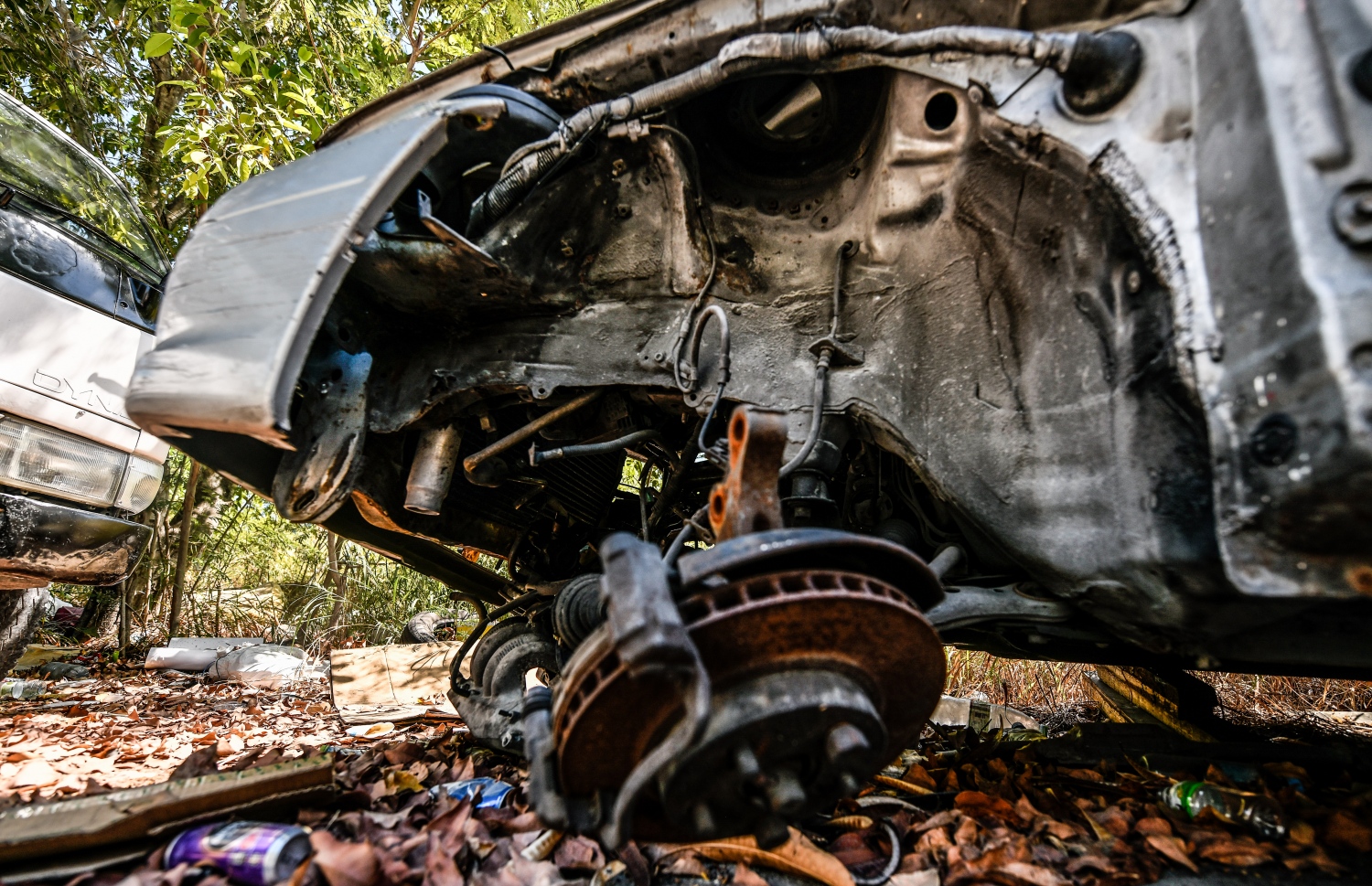 ހުޅުމާލެ: ޖެނުއަރީ 20، 2022: ހަލާކުވެ ދަބަރު ޖަހާފައިވާ ކާރެއް މަގުގެ އެއްފަރާތުގައި އޮތްއިރު، މި ފަދައުޅަނދުތަކުން ބޭނުން ކުރެވޭ ސާމާނު ނަގާފައި މި ސަރަހައްދަށް އޮންނަނީ ދޫކޮށްލެވިފައި-- ފޮޓޯ: ފަޔާޒު މޫސާ / މިހާރު