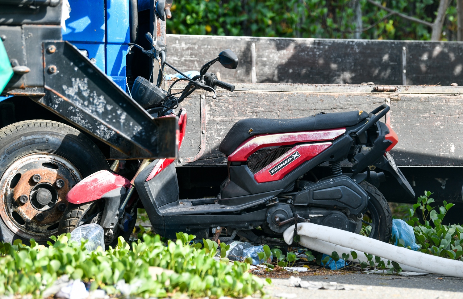 ހުޅުމާލެ: ޖެނުއަރީ 20، 2022: އިންޓަސްޓްރިއަލް ސަރަހައްދުގައި ގިނަ ދުވަސްވަންދެން ޕާކްކޮށްފައި އޮތް ޕިކަޕެއްގައި ލައްގާލާފައި ހުރި ސައިކަލެއް، މުޅި މިސަރަހައްދުން ފެންނަނީ މިފަދަ މަންޒަރުތަކެއް-- ފޮޓޯ: ފަޔާޒު މޫސާ / މިހާރު