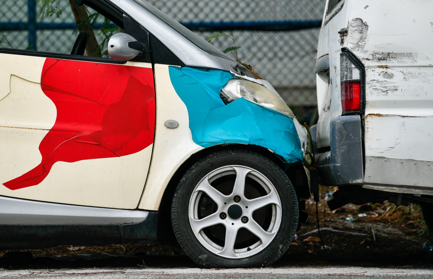 ހުޅުމާލެ: ޖެނުއަރީ 20، 2022: ކުރީކޮޅު ހަލާކުވެފައި އޮތް ކާރެށް ހުޅުމާލޭގެ މަގުމަތީގައި ކުނީގެ ގޮތުގައި ދޫކޮށްލެވިފައި، މިސަރަހައްދު ސާފުކުރާނެ ބަޔަކު ނެތް-- ފޮޓޯ: ފަޔާޒު މޫސާ / މިހާރު