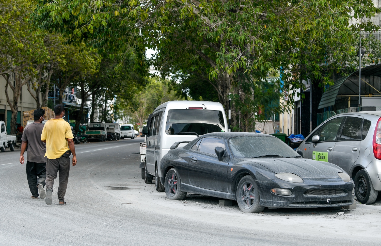 ހުޅުމާލެ: ޖެނުއަރީ 20، 2022: ހުޅުމާލޭގެ އިންޓަސްޓްރިލް ސަރަހައްދު މަގެއްގެ އަރިމަތީގައި ބޭނުން ނުކޮށް ގިނަ ދުވަސްވެފައިވާ ކާރެއް ހިރަފުސް އަރައި ހަޑިވެފައި: މި ފަދަ ގިނަ އުޅަނދުތަކުން އެ ސަރަހައްދު ފެންނަނީ ފުނިޖެހިފައި.--- ފޮޓޯ: ފަޔާޒު މޫސާ / މިހާރު